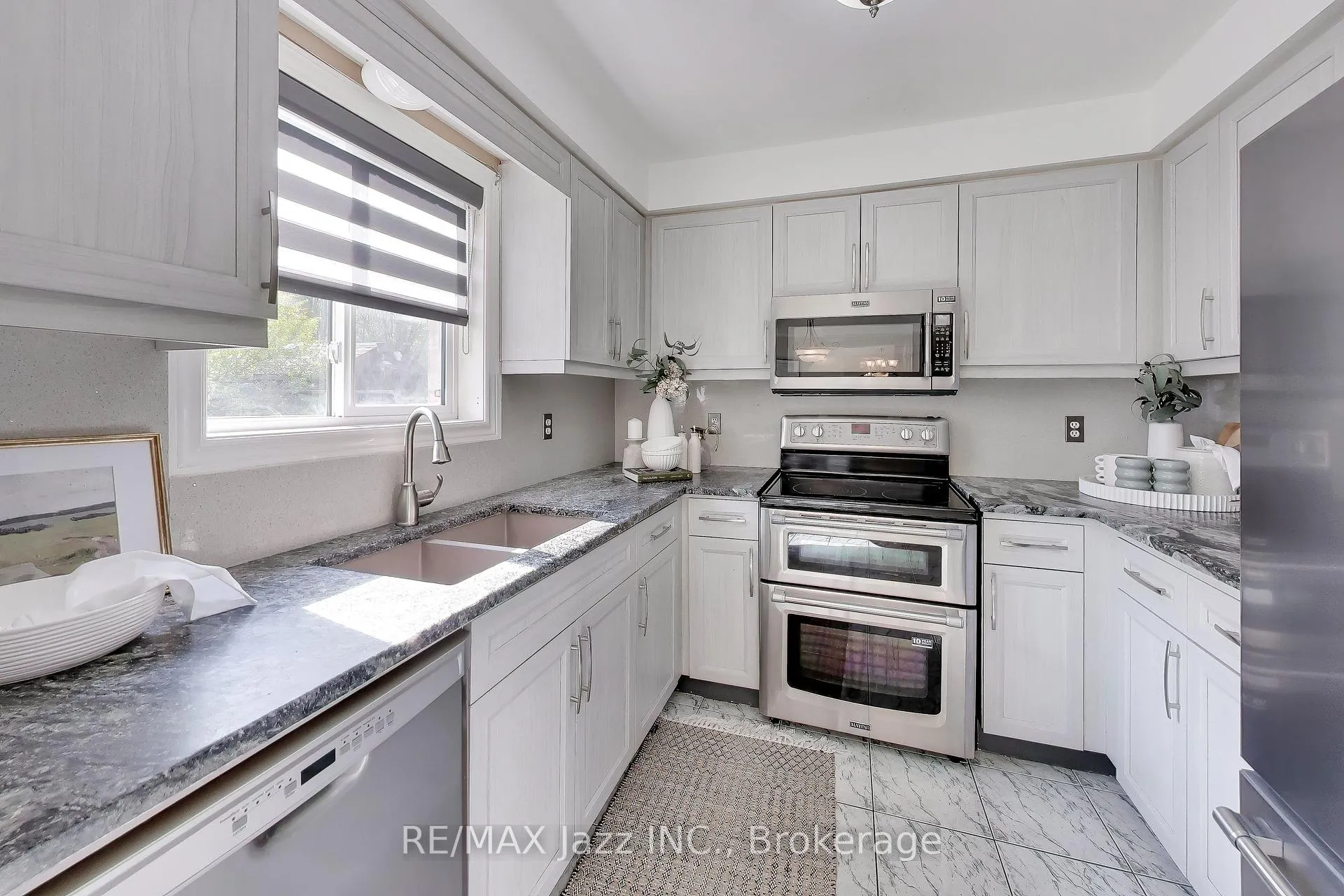 Photo 11 of 6 West Side Drive, Clarington, Bowmanville — HOMEH