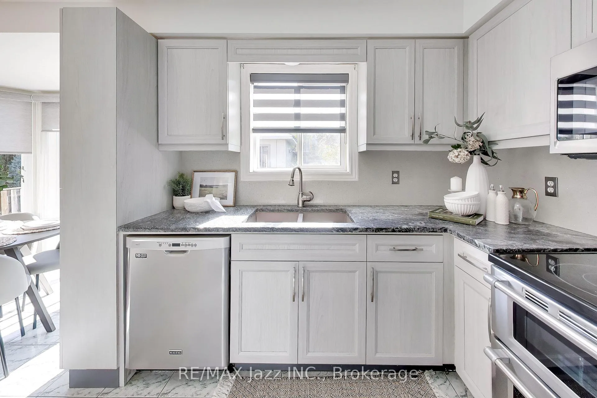 Photo 12 of 6 West Side Drive, Clarington, Bowmanville — HOMEH