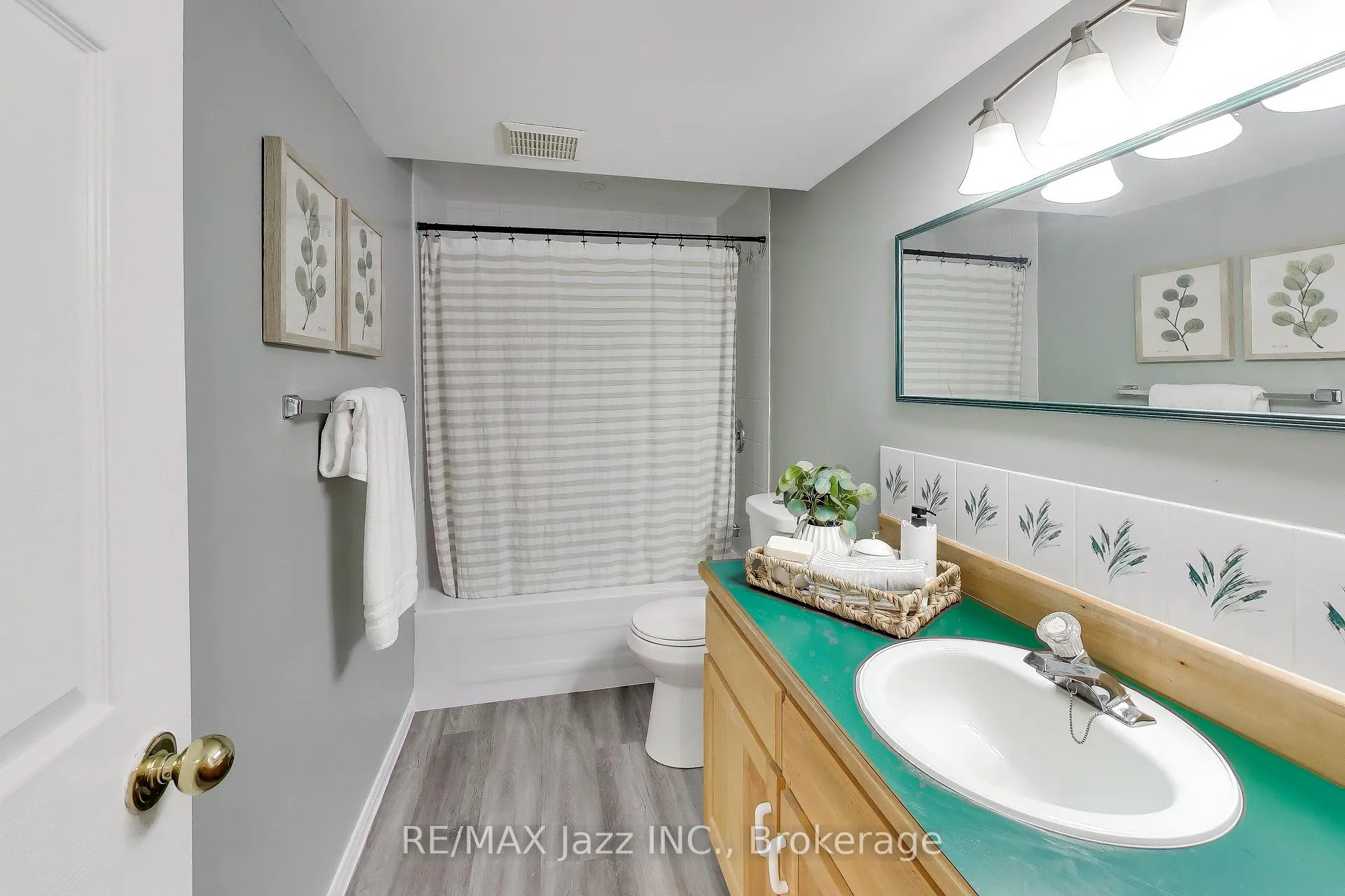 Photo 44 of 6 West Side Drive, Clarington, Bowmanville — HOMEH