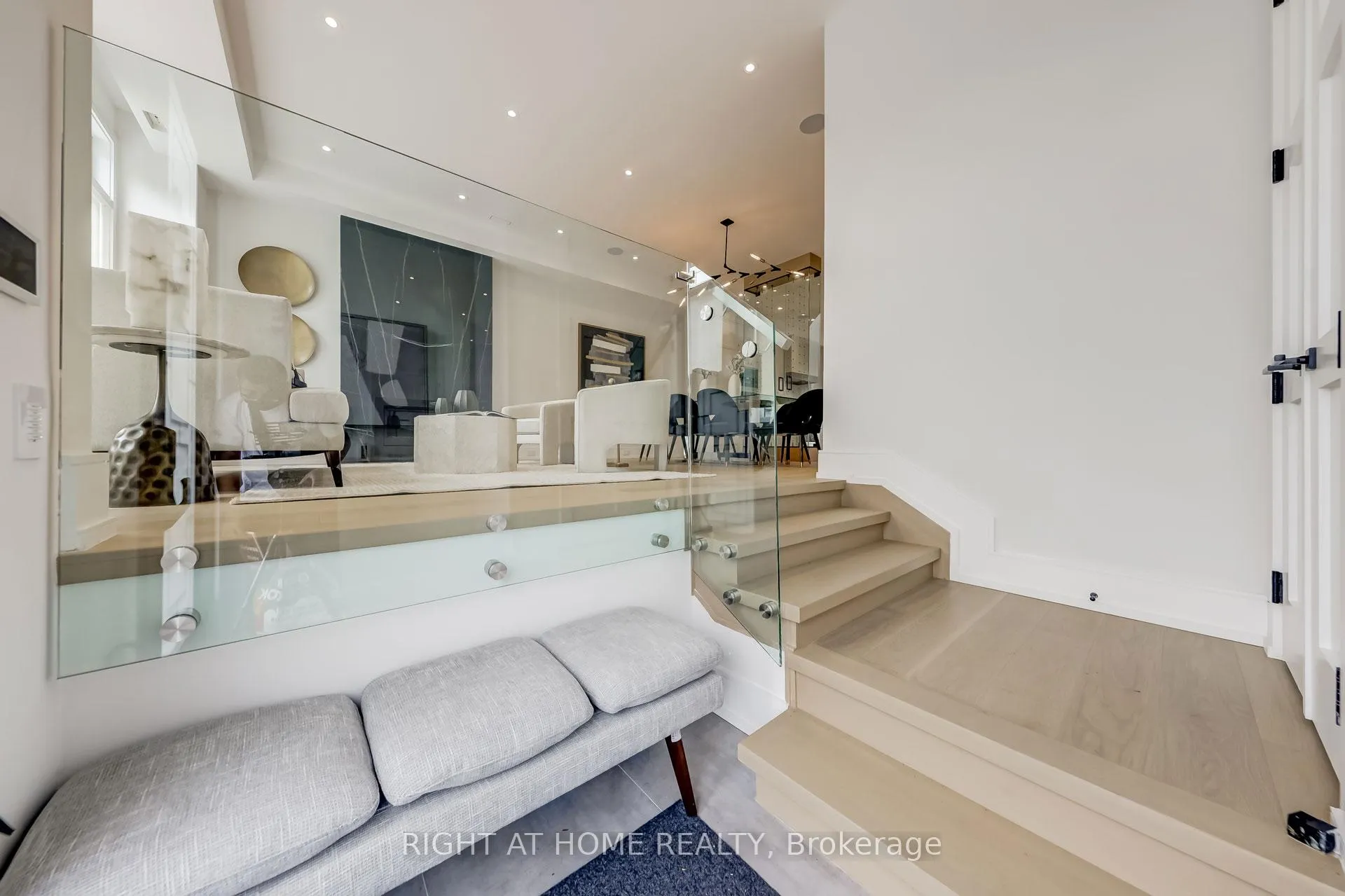 Photo 3 of 102 Parklea Drive, Toronto, Leaside — HOMEH
