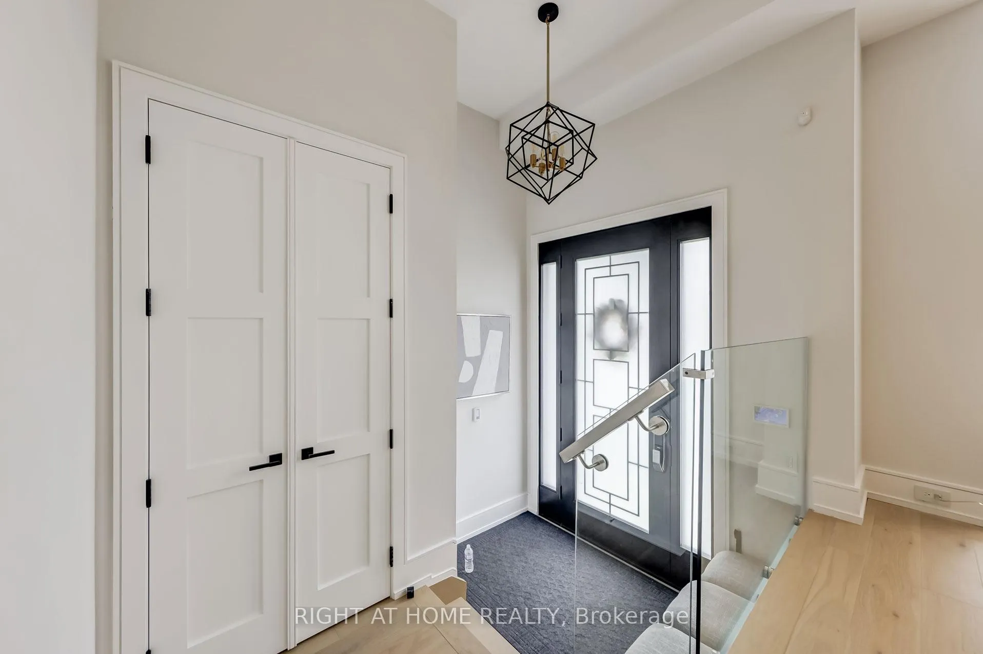Photo 4 of 102 Parklea Drive, Toronto, Leaside — HOMEH