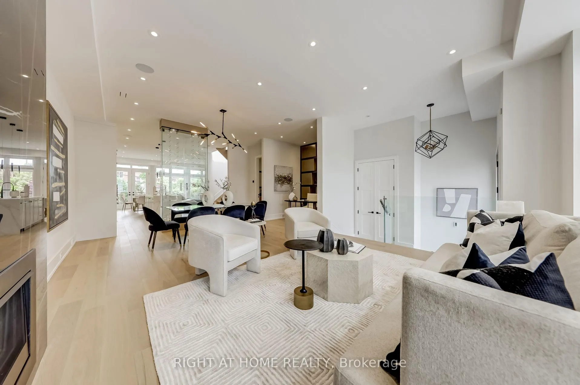 Photo 7 of 102 Parklea Drive, Toronto, Leaside — HOMEH