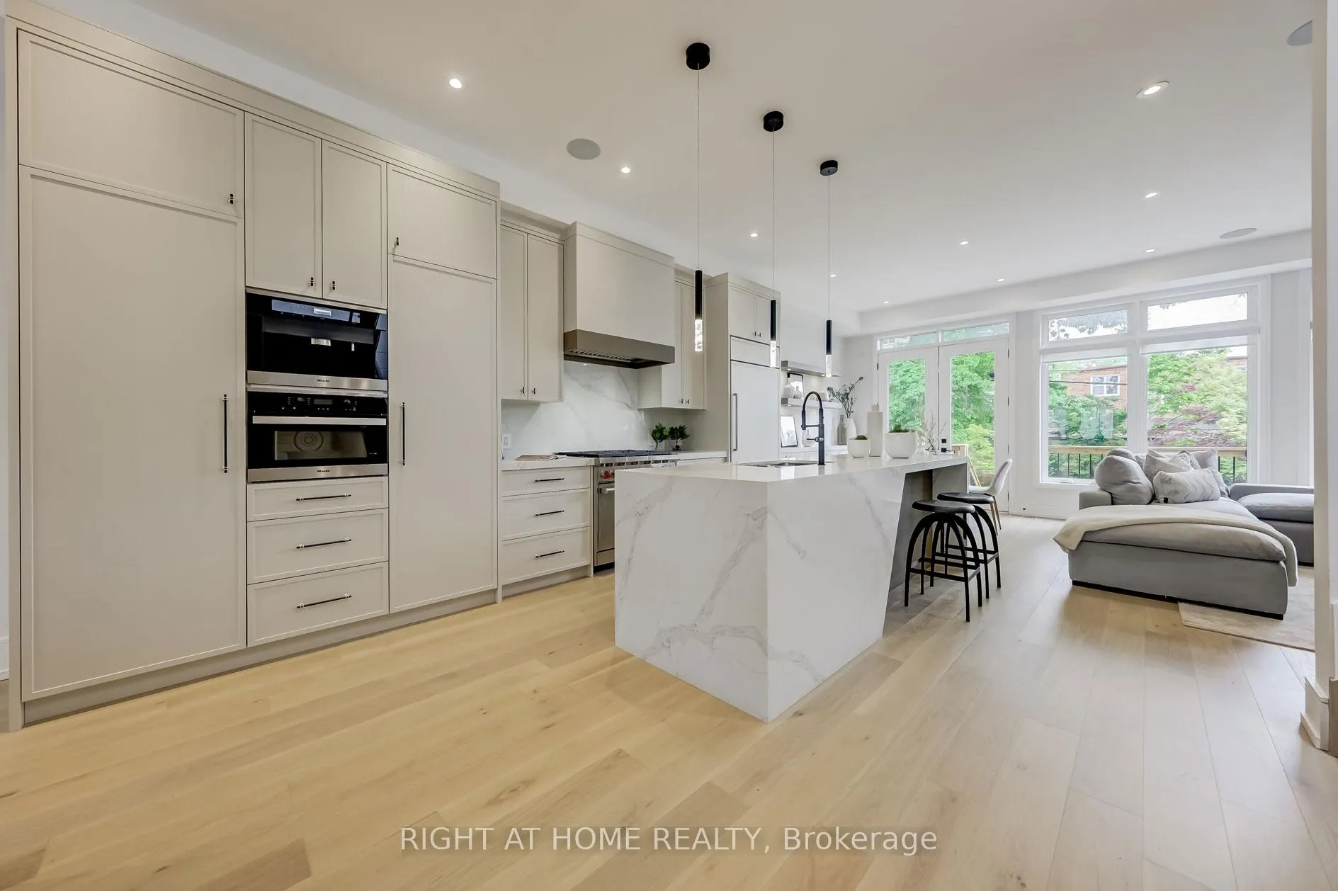 Photo 10 of 102 Parklea Drive, Toronto, Leaside — HOMEH