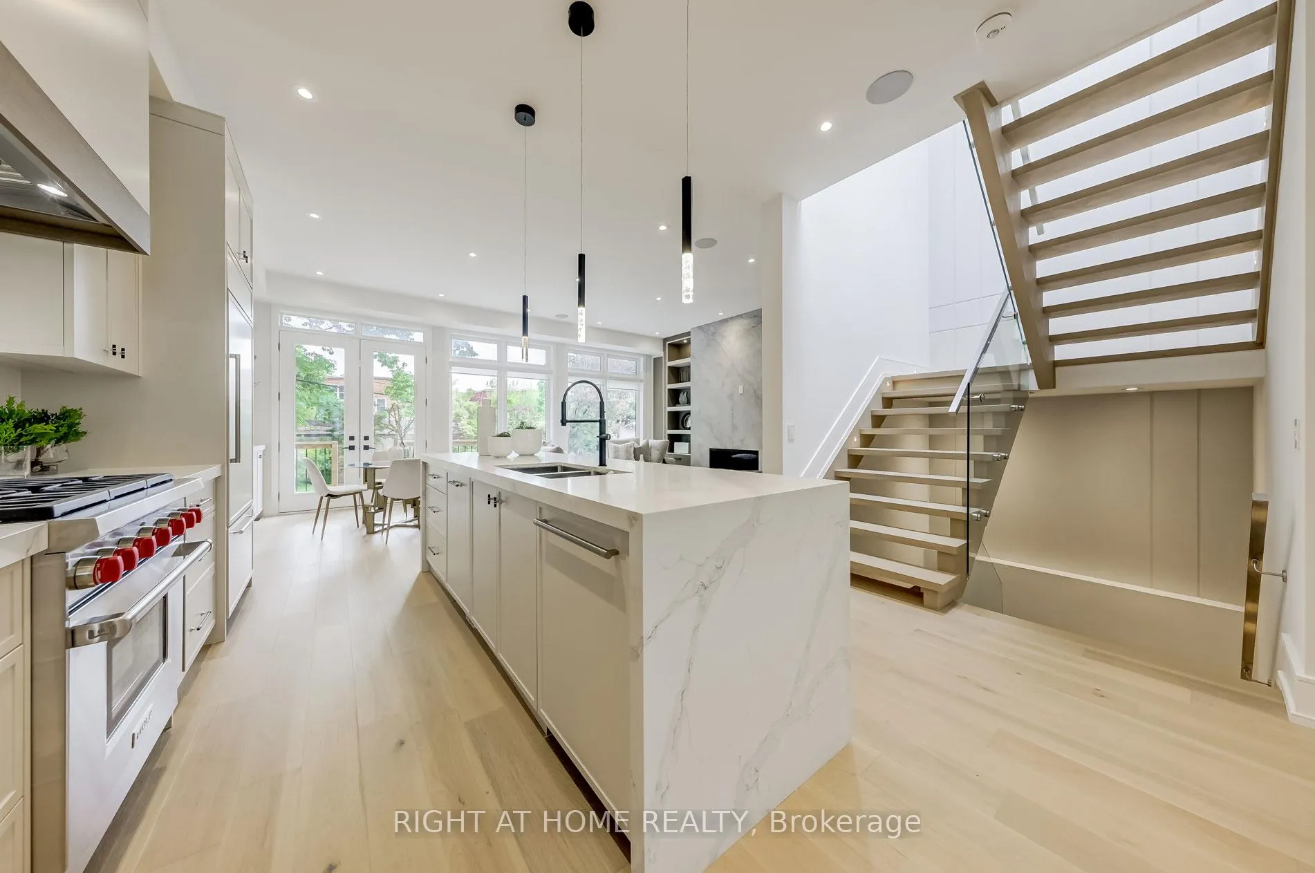 Photo 11 of 102 Parklea Drive, Toronto, Leaside — HOMEH