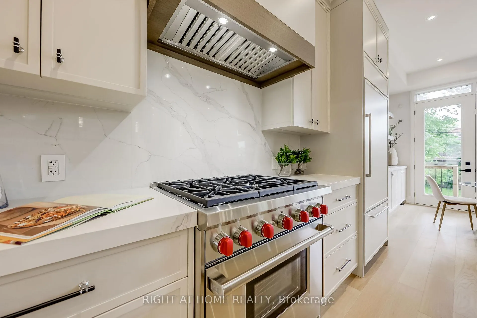 Photo 12 of 102 Parklea Drive, Toronto, Leaside — HOMEH