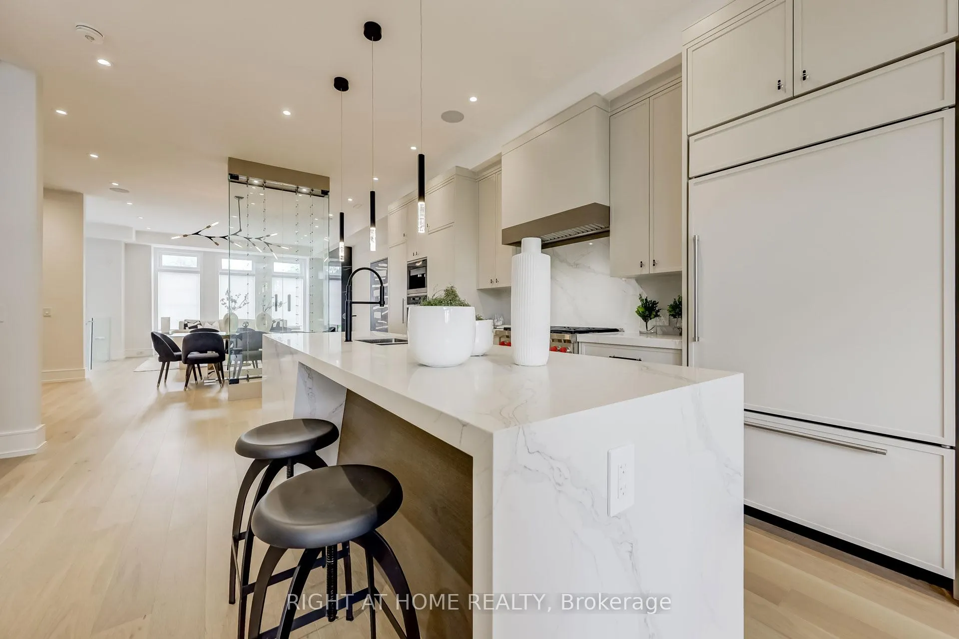 Photo 13 of 102 Parklea Drive, Toronto, Leaside — HOMEH