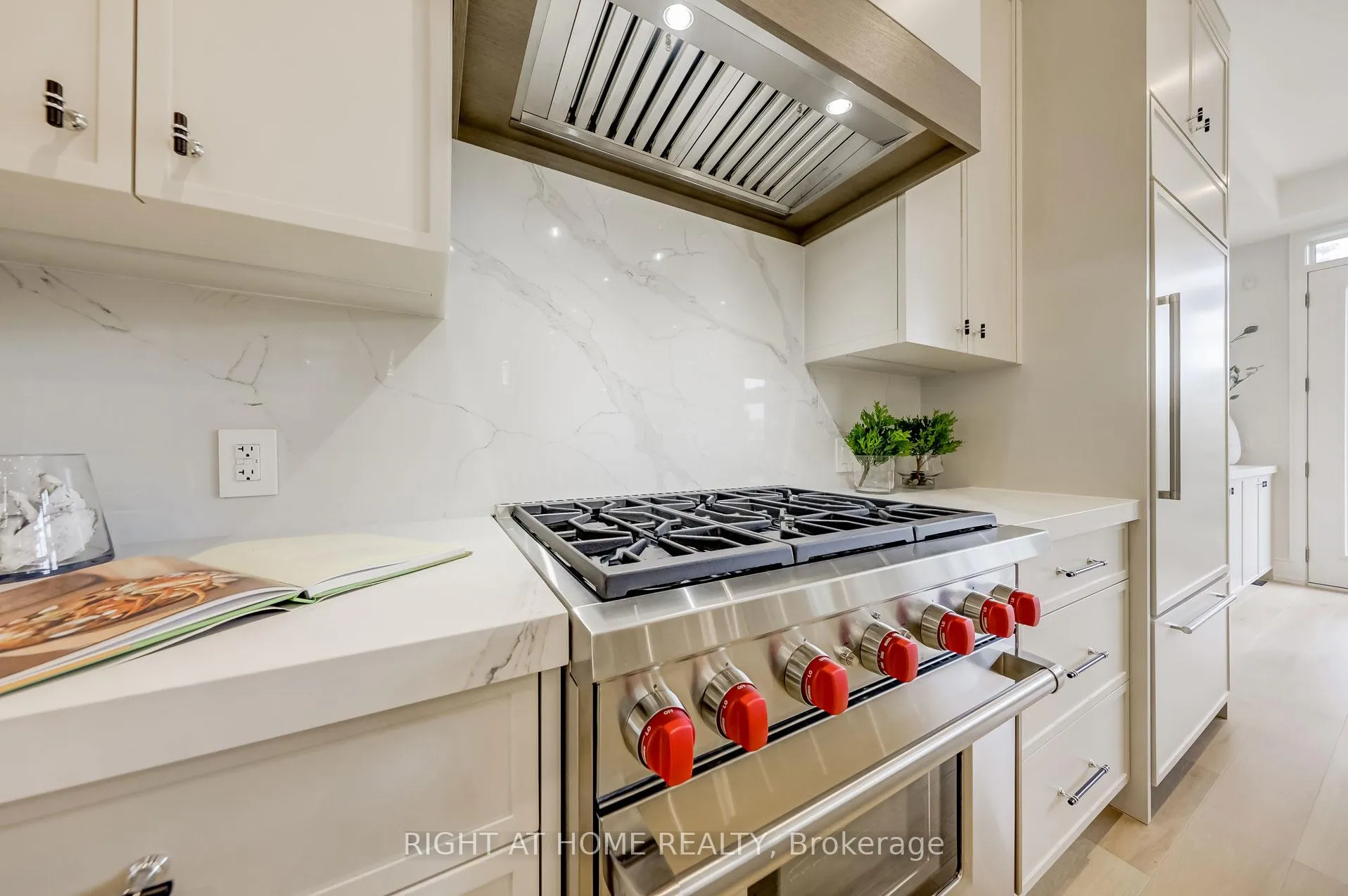 Photo 18 of 102 Parklea Drive, Toronto, Leaside — HOMEH