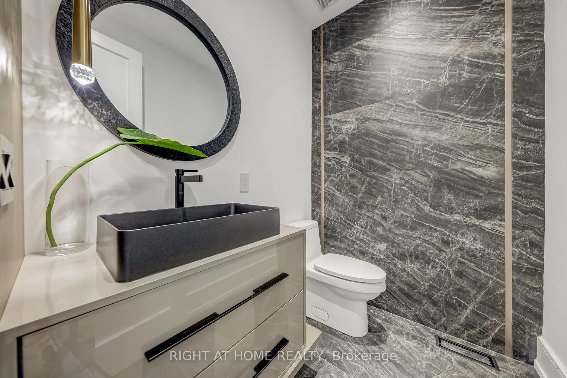Photo 19 of 102 Parklea Drive, Toronto, Leaside — HOMEH