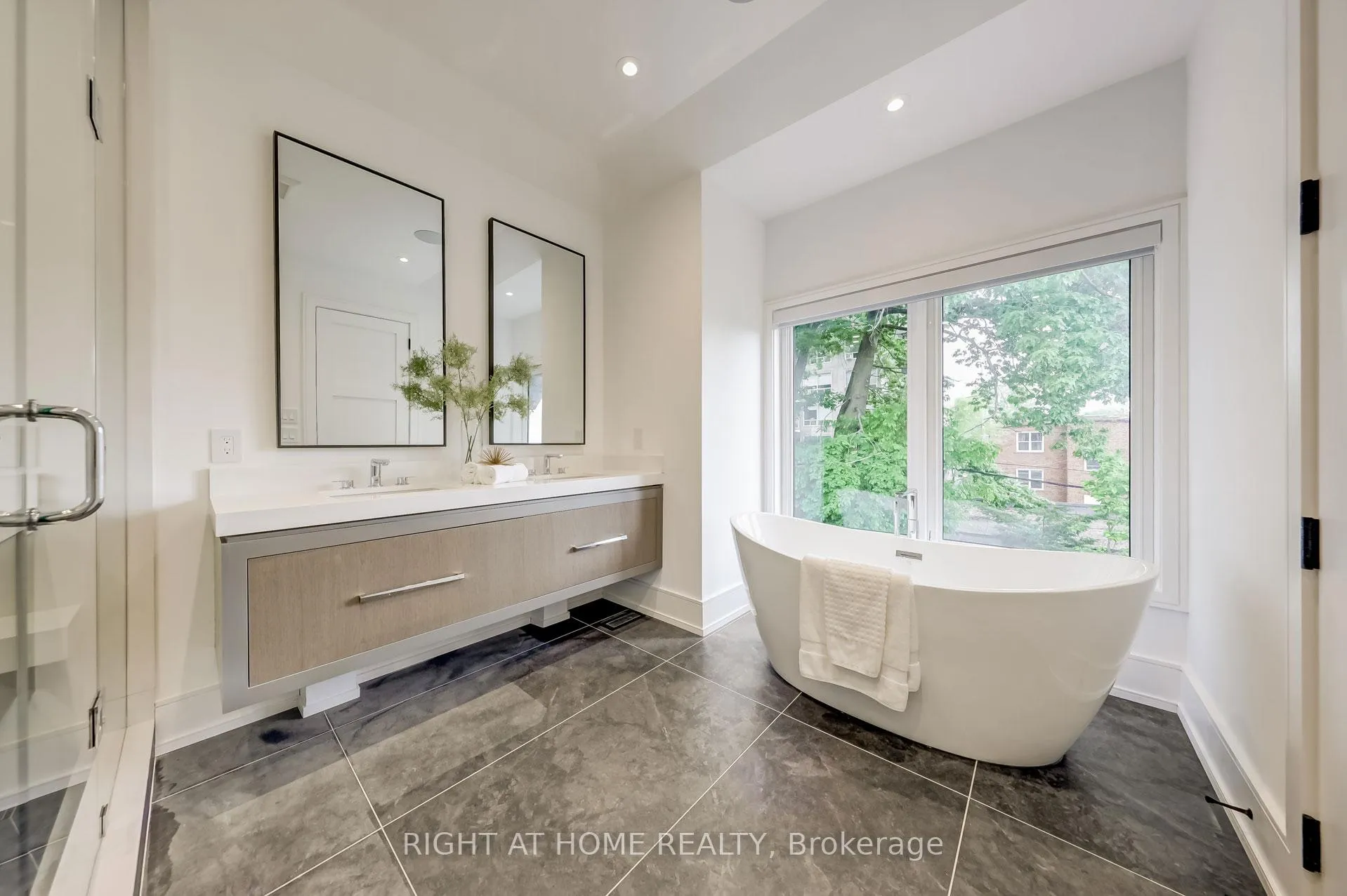 Photo 24 of 102 Parklea Drive, Toronto, Leaside — HOMEH