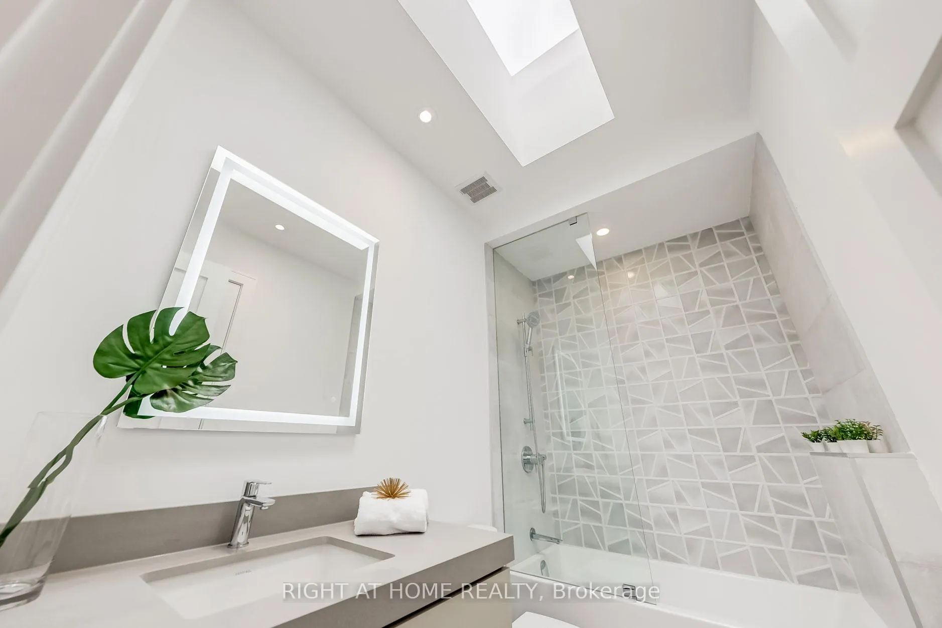 Photo 29 of 102 Parklea Drive, Toronto, Leaside — HOMEH