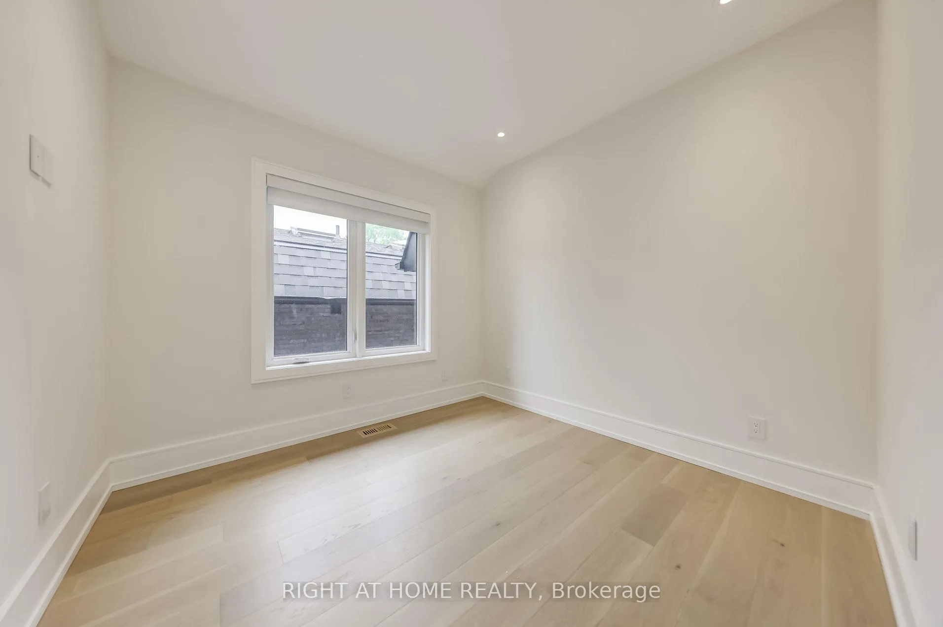 Photo 30 of 102 Parklea Drive, Toronto, Leaside — HOMEH