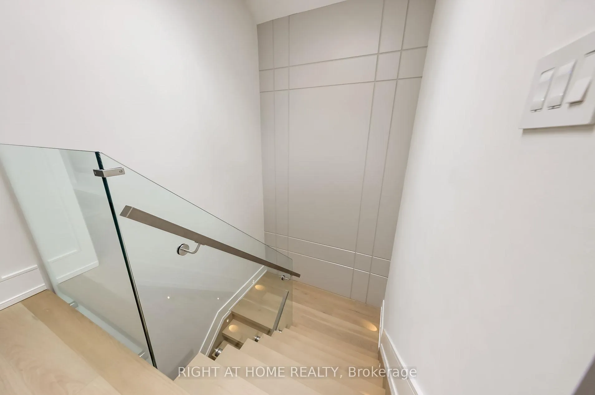 Photo 32 of 102 Parklea Drive, Toronto, Leaside — HOMEH
