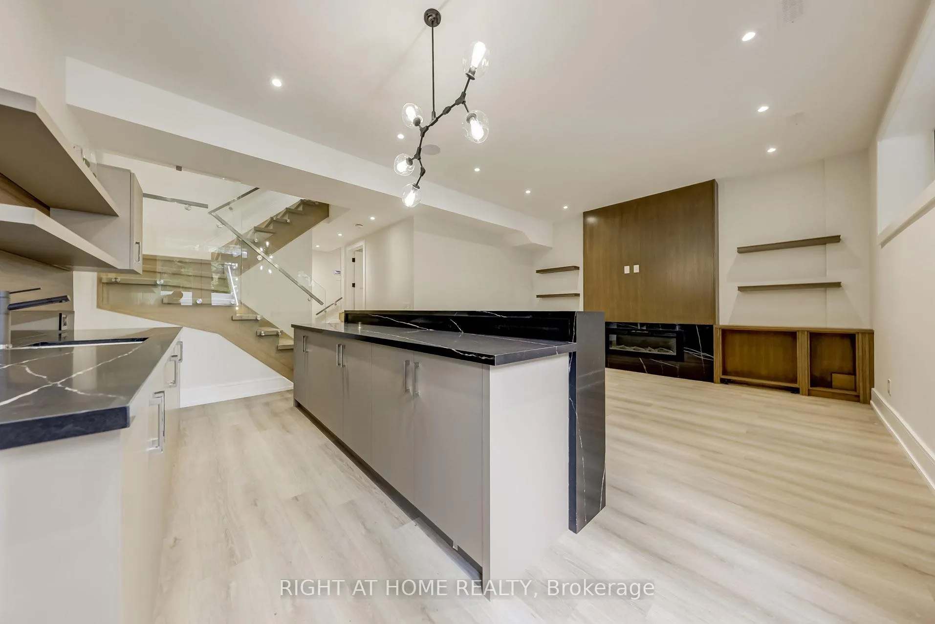 Photo 33 of 102 Parklea Drive, Toronto, Leaside — HOMEH