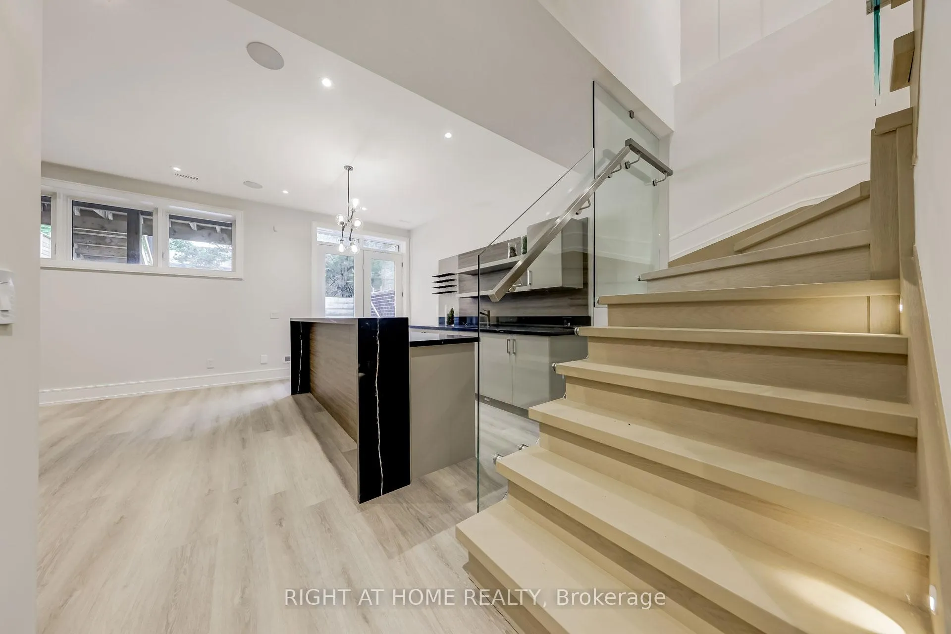 Photo 35 of 102 Parklea Drive, Toronto, Leaside — HOMEH