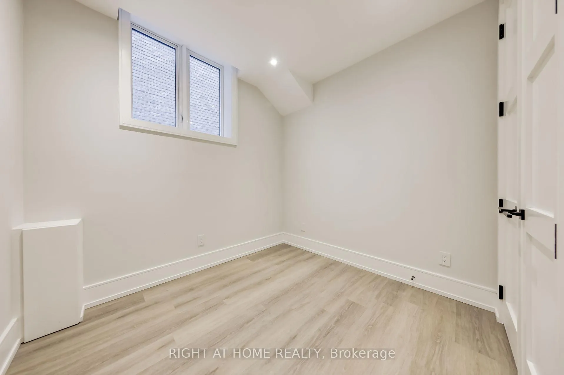 Photo 36 of 102 Parklea Drive, Toronto, Leaside — HOMEH