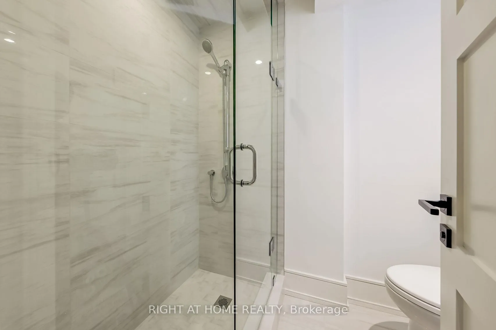 Photo 37 of 102 Parklea Drive, Toronto, Leaside — HOMEH