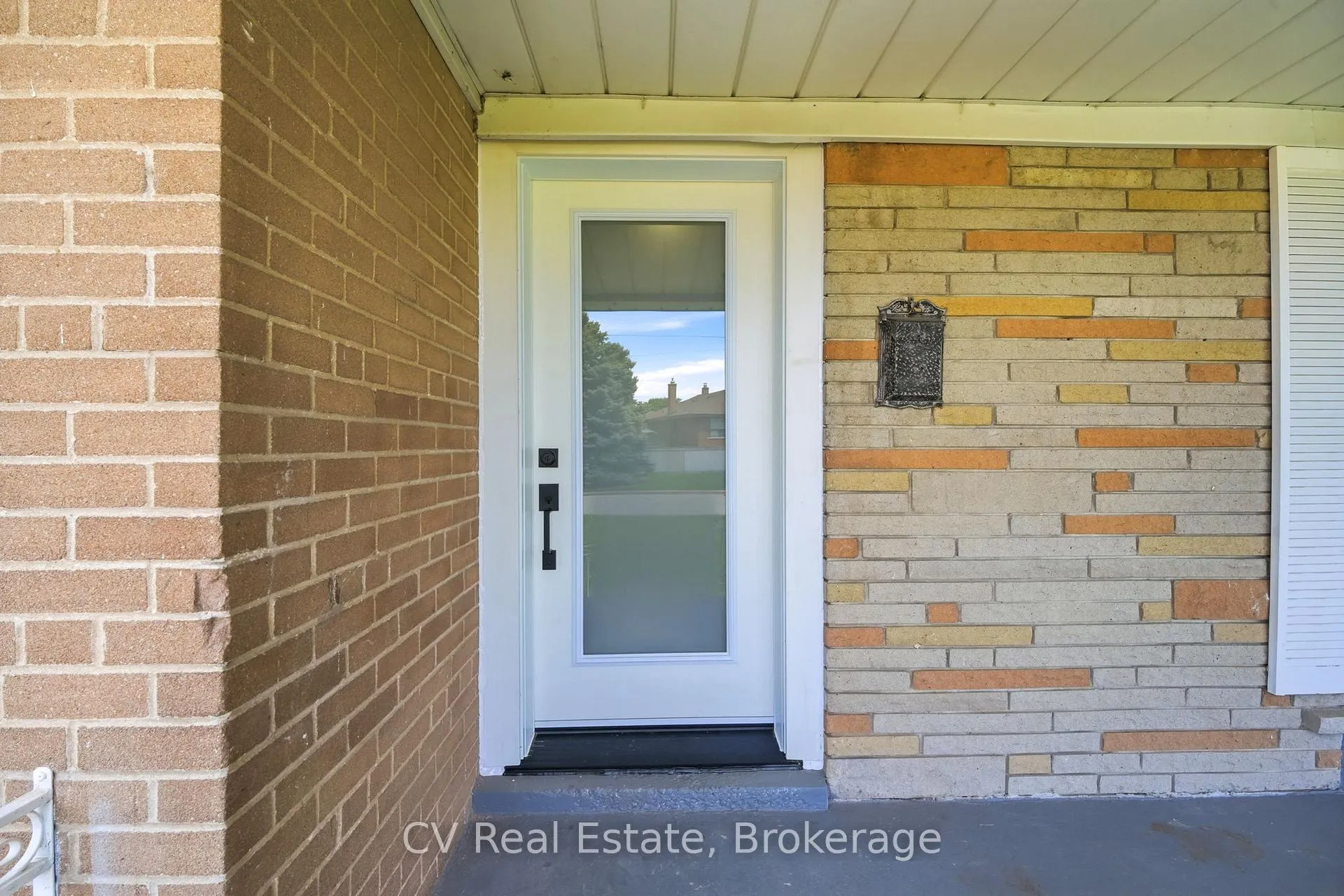 Photo 3 of Unit Upper, 27 Bellegrade Court, North York, Humbermede — HOMEH
