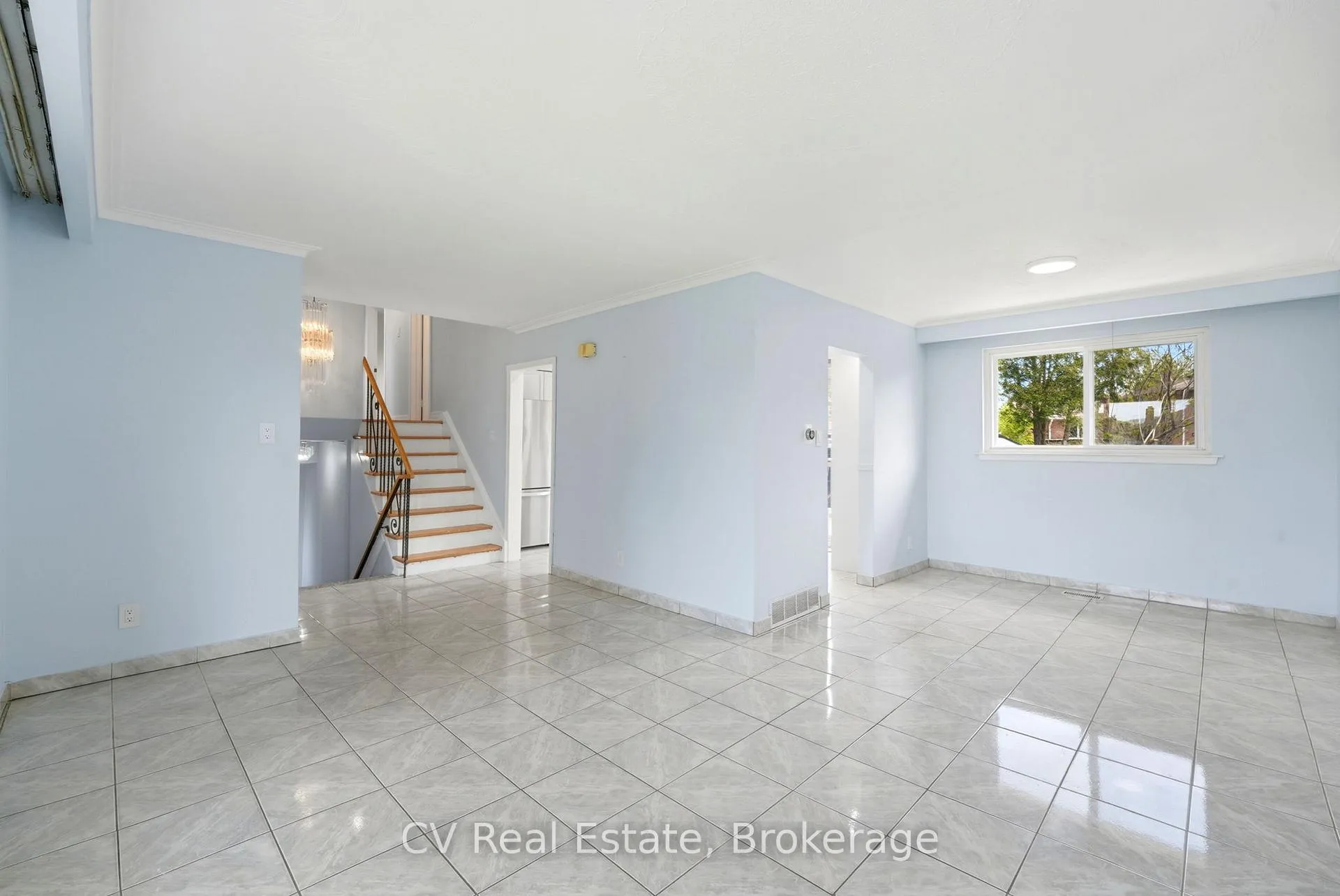 Photo 5 of Unit Upper, 27 Bellegrade Court, North York, Humbermede — HOMEH