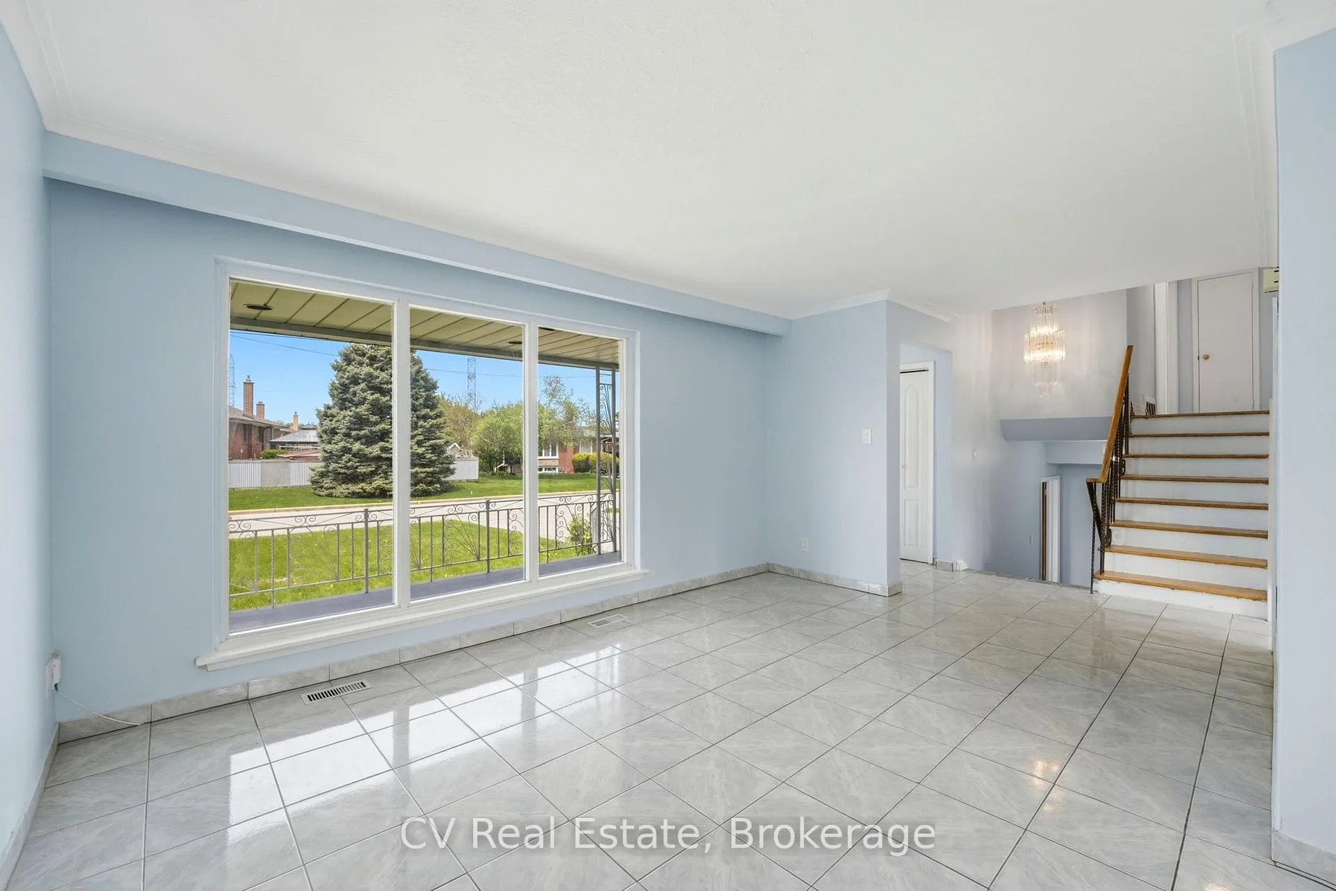 Photo 6 of Unit Upper, 27 Bellegrade Court, North York, Humbermede — HOMEH