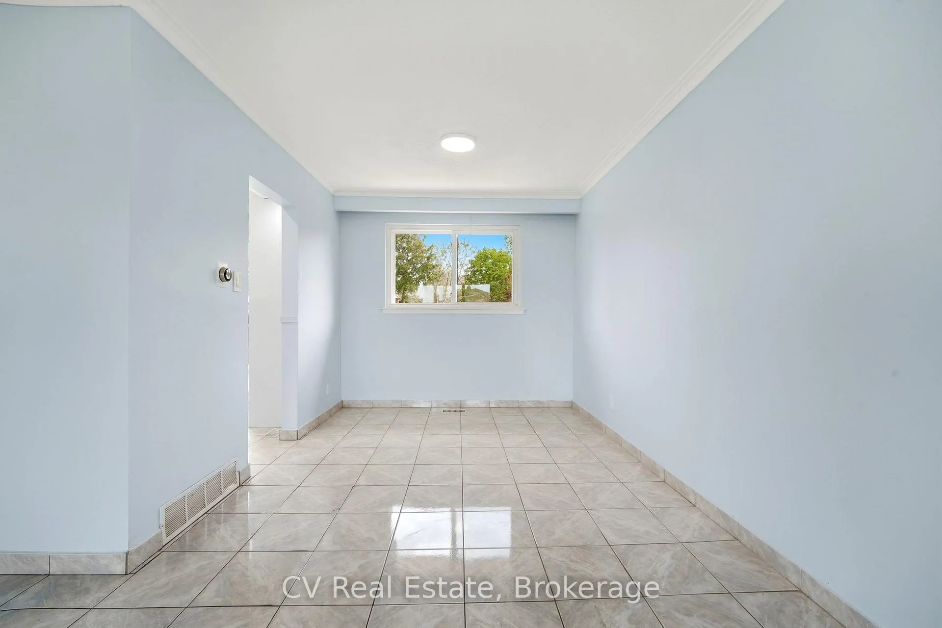 Photo 11 of Unit Upper, 27 Bellegrade Court, North York, Humbermede — HOMEH