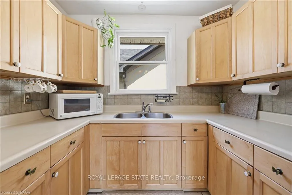 Photo 14 of 20 Peel Street S, Hamilton, Dundas — HOMEH