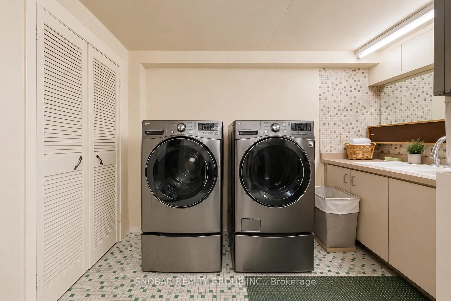 Photo 30 of 22 Norgrove Crescent, Etobicoke, Willowridge-Martingrove-Richview — HOMEH
