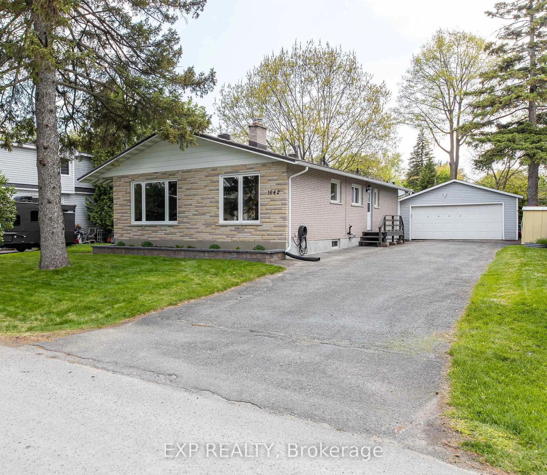 Front of 1642 Valmarie Avenue