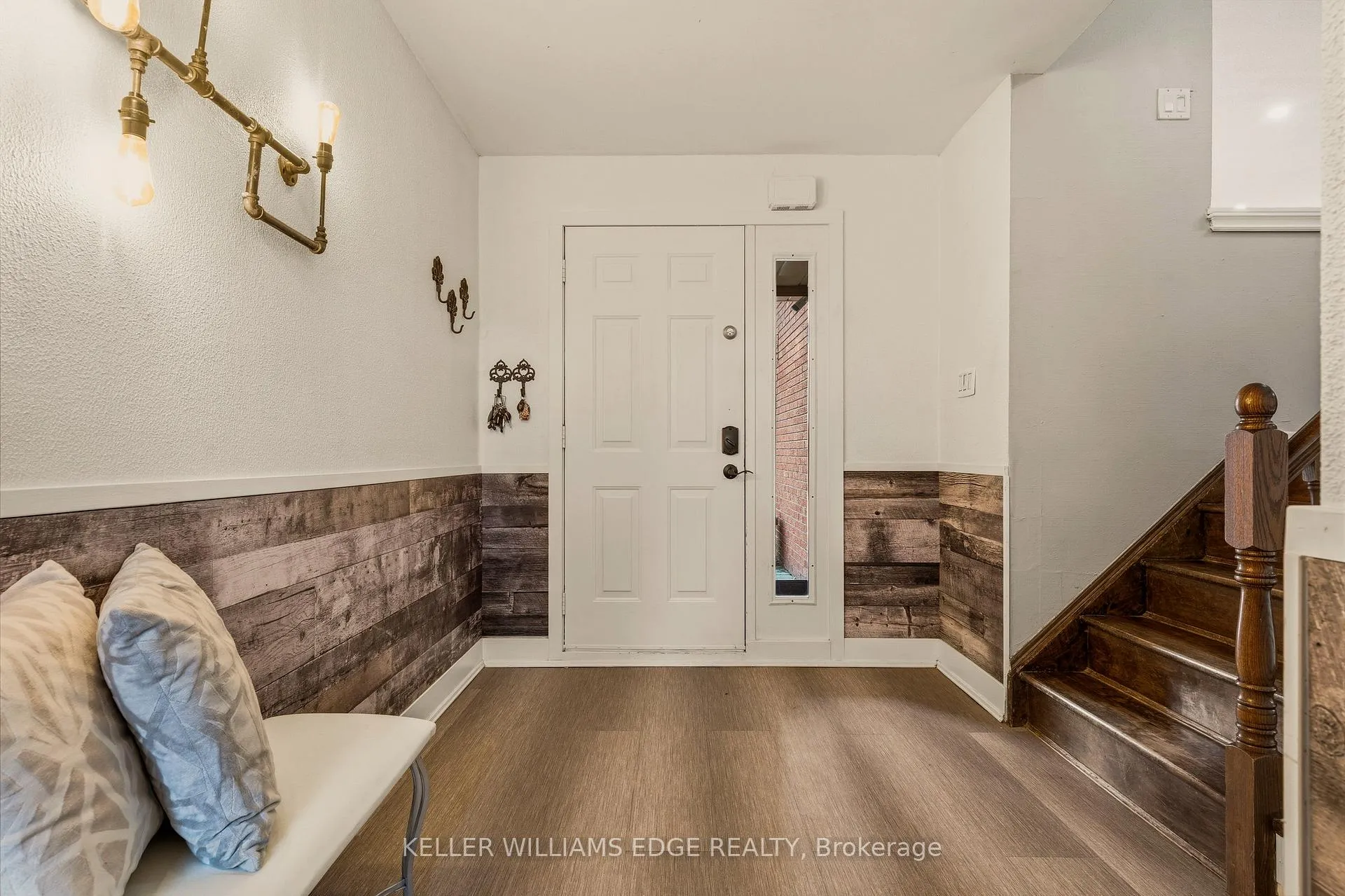 Photo 2 of 21 Milverton Close, Hamilton, Waterdown — HOMEH