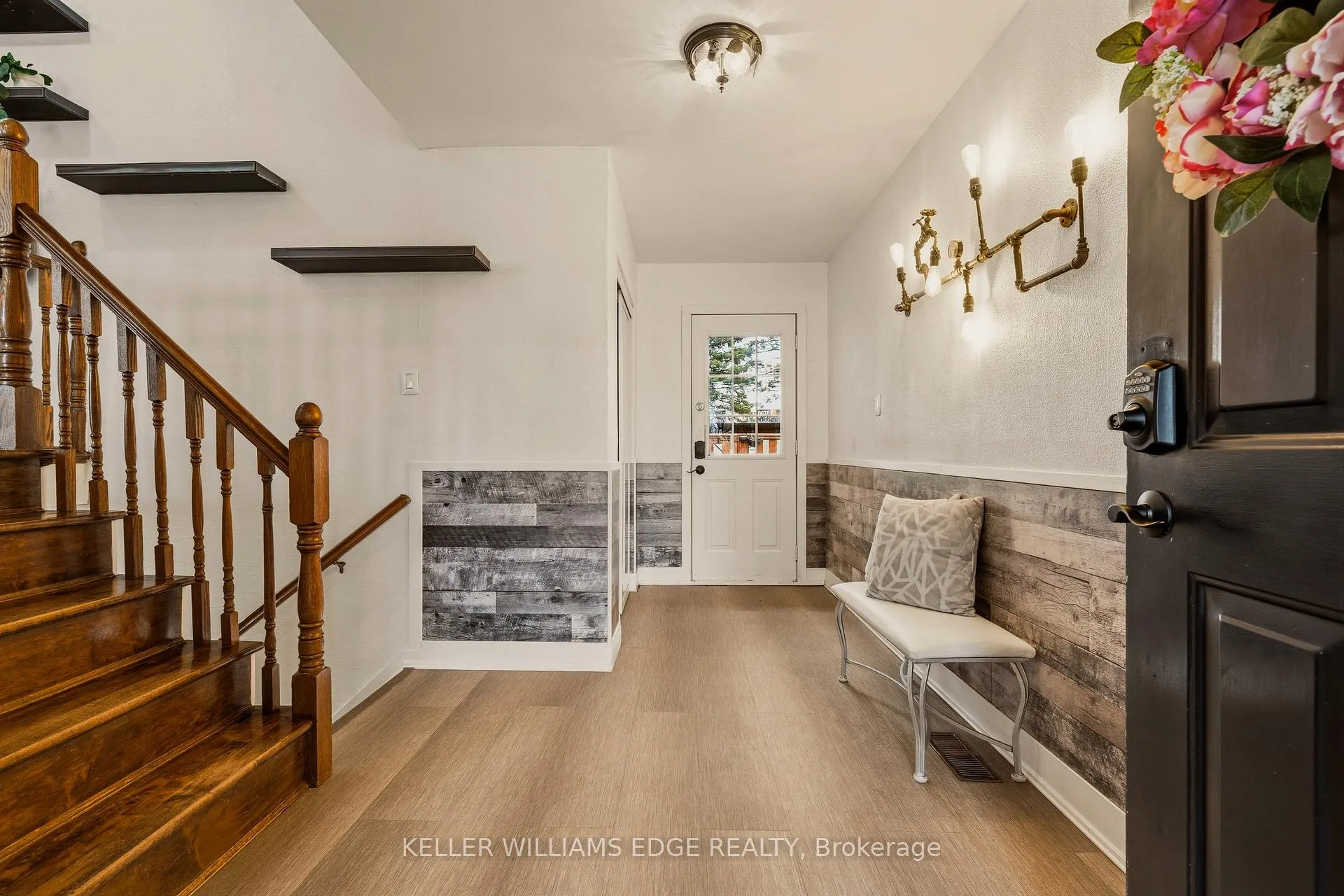 Photo 3 of 21 Milverton Close, Hamilton, Waterdown — HOMEH