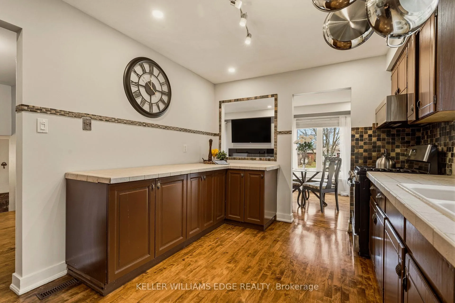 Photo 13 of 21 Milverton Close, Hamilton, Waterdown — HOMEH