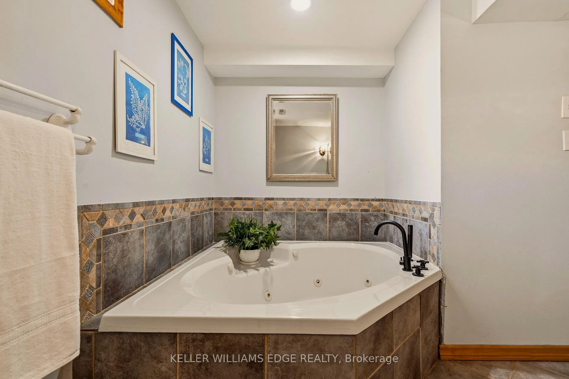 Photo 26 of 21 Milverton Close, Hamilton, Waterdown — HOMEH