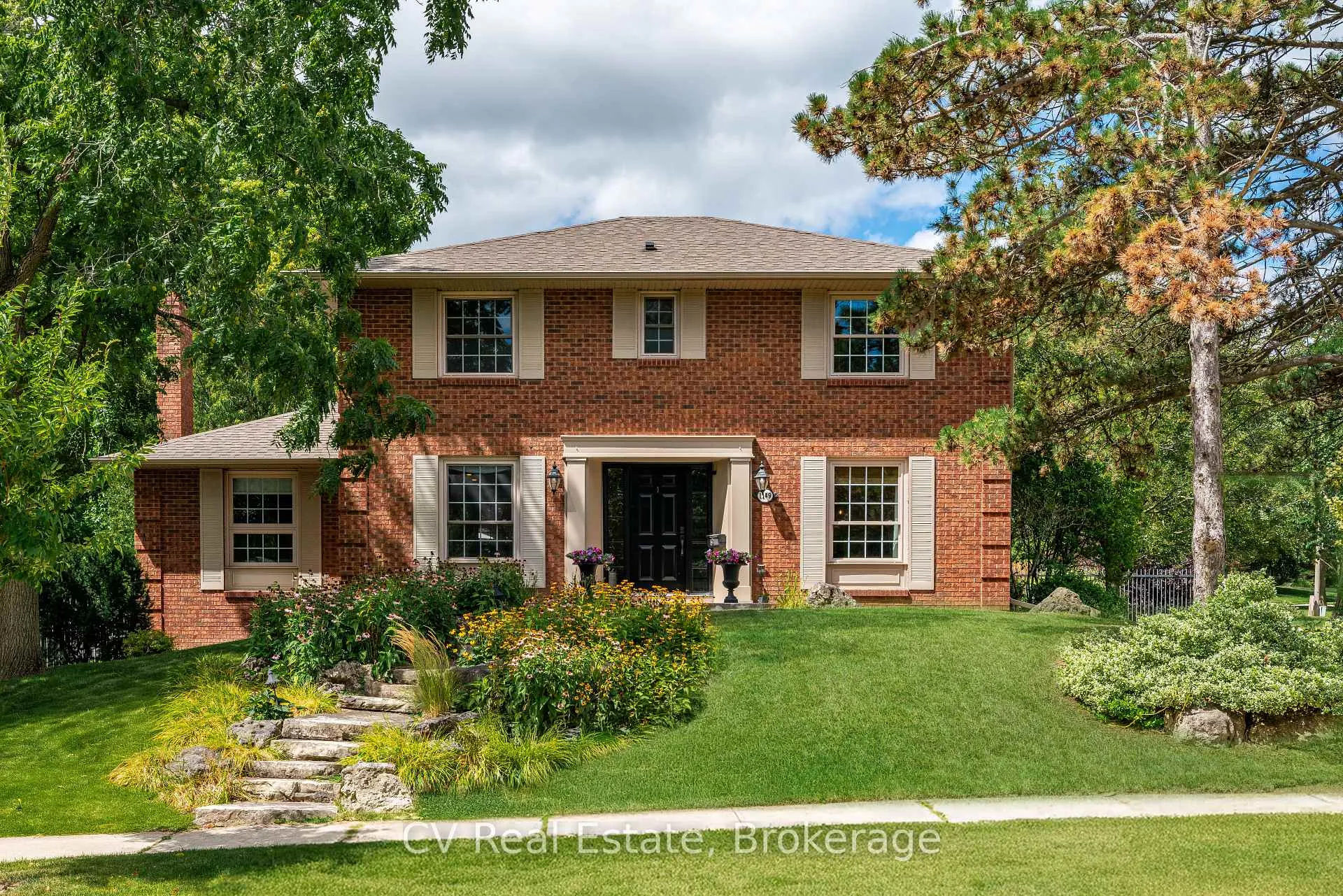 Photo 1 of 1149 Crofton Way, Burlington, Tyandaga — HOMEH