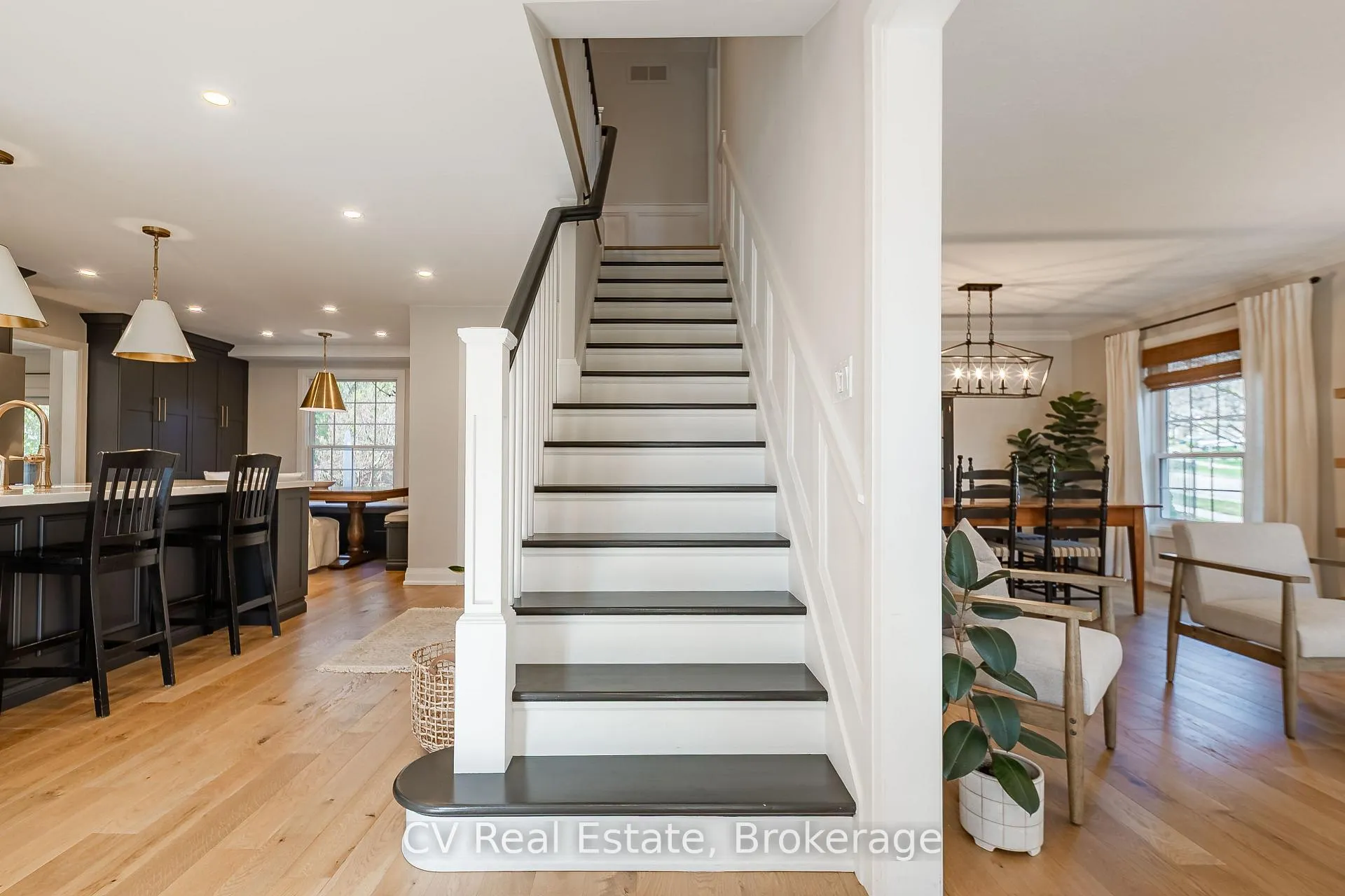 Photo 3 of 1149 Crofton Way, Burlington, Tyandaga — HOMEH