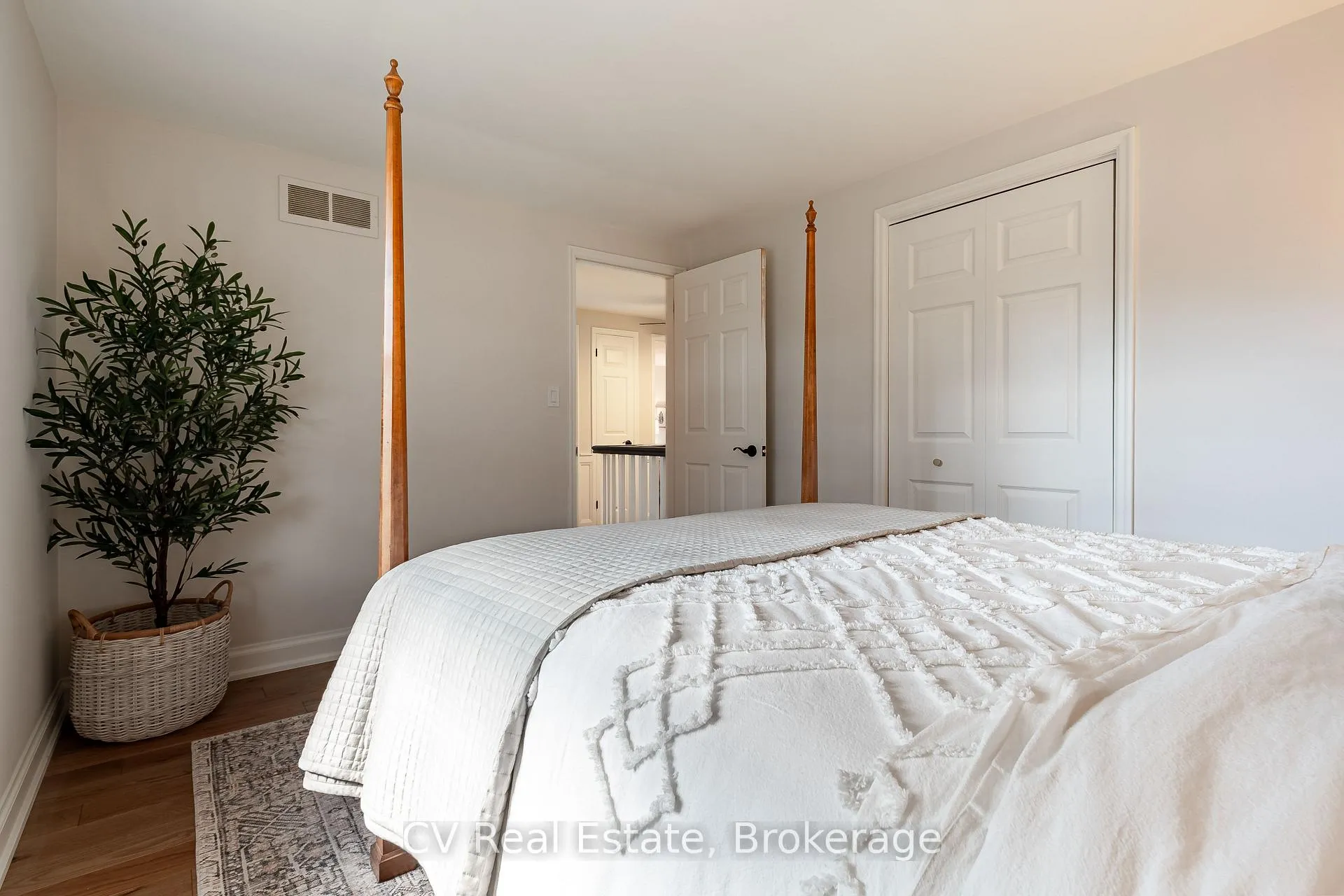 Photo 29 of 1149 Crofton Way, Burlington, Tyandaga — HOMEH