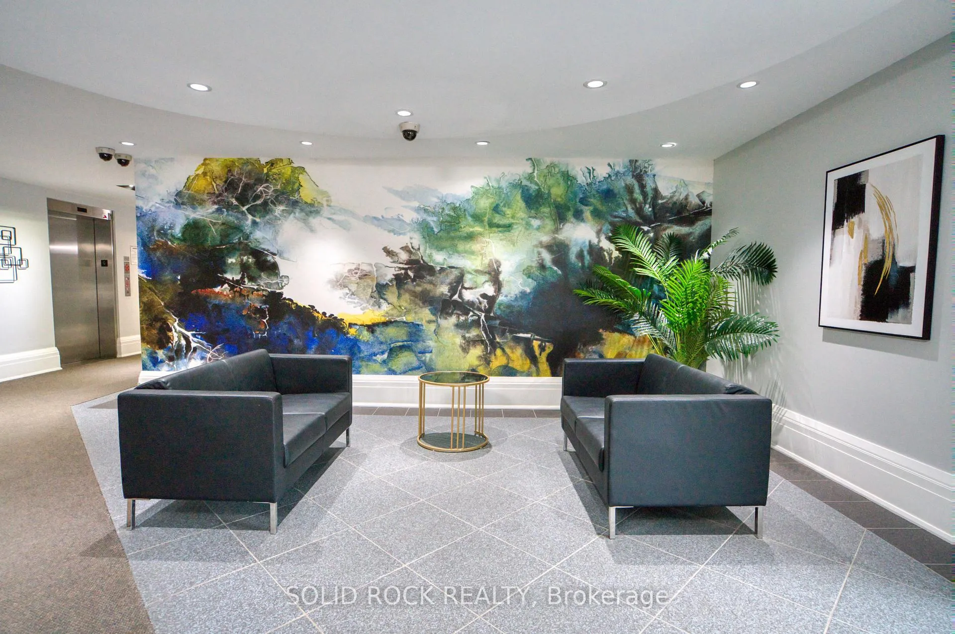 Front of Unit 209, 429 Somerset Street W