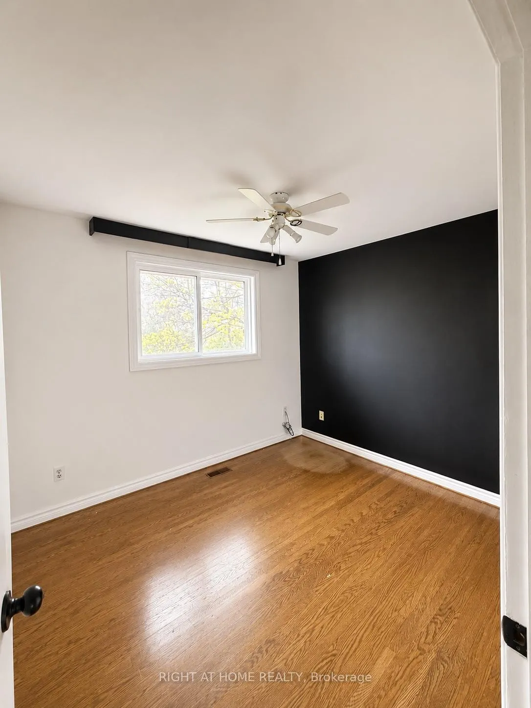 Photo 3 of 22 Charlbrook Avenue, Barrie, Cundles East — HOMEH