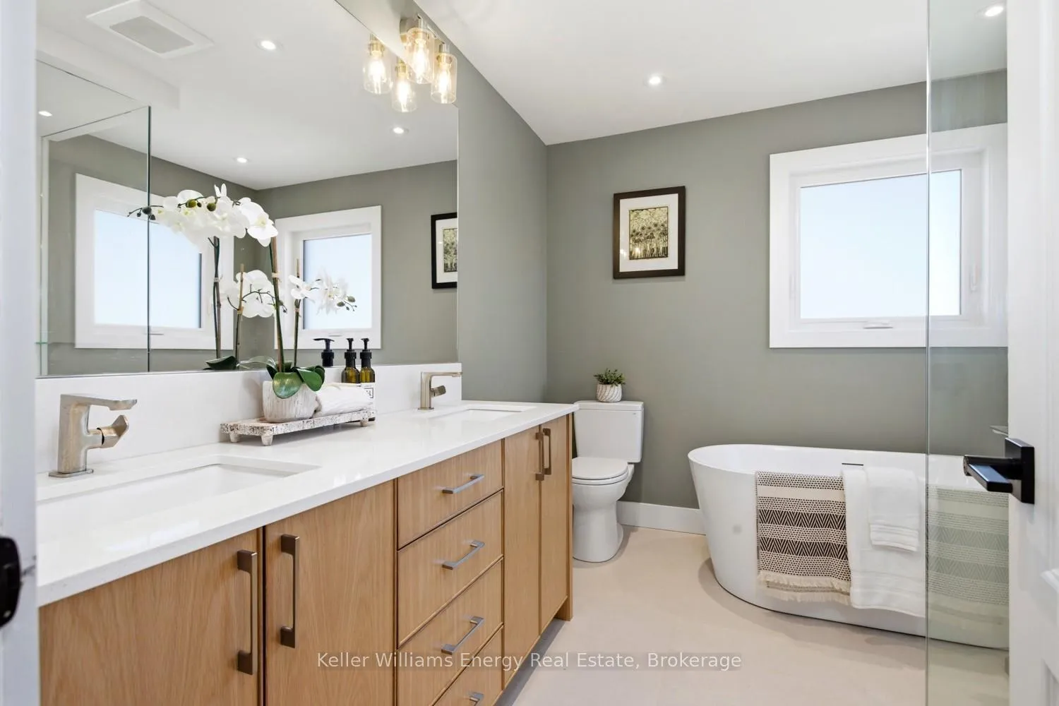 Photo 14 of 10 Tunney Place, Whitby, Brooklin — HOMEH