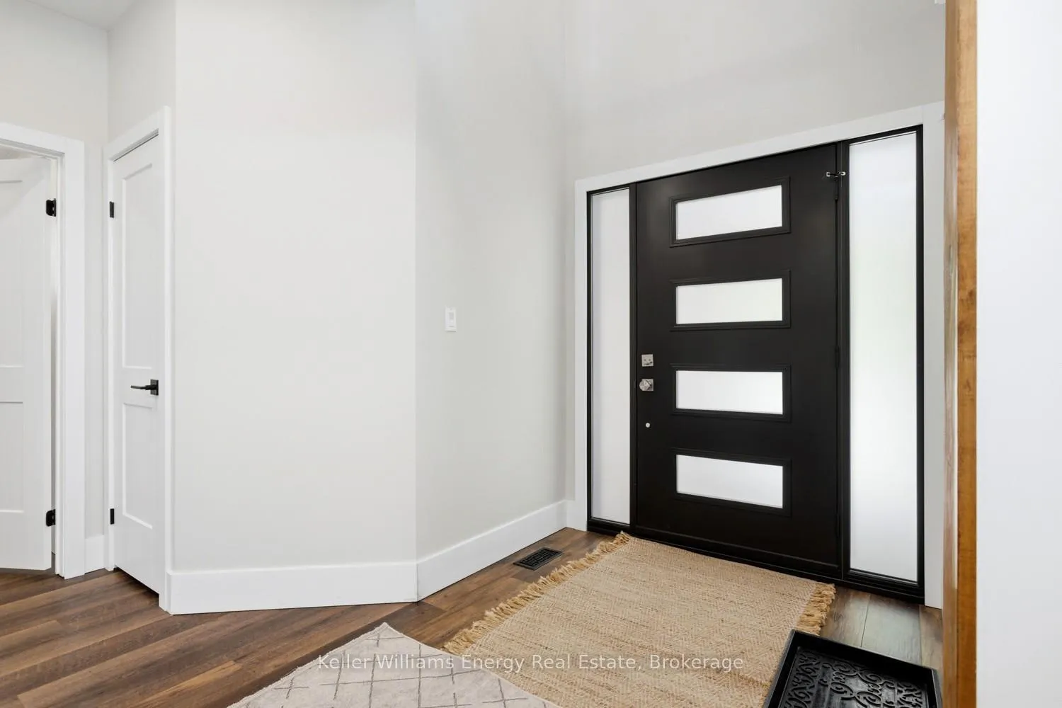 Photo 17 of 10 Tunney Place, Whitby, Brooklin — HOMEH