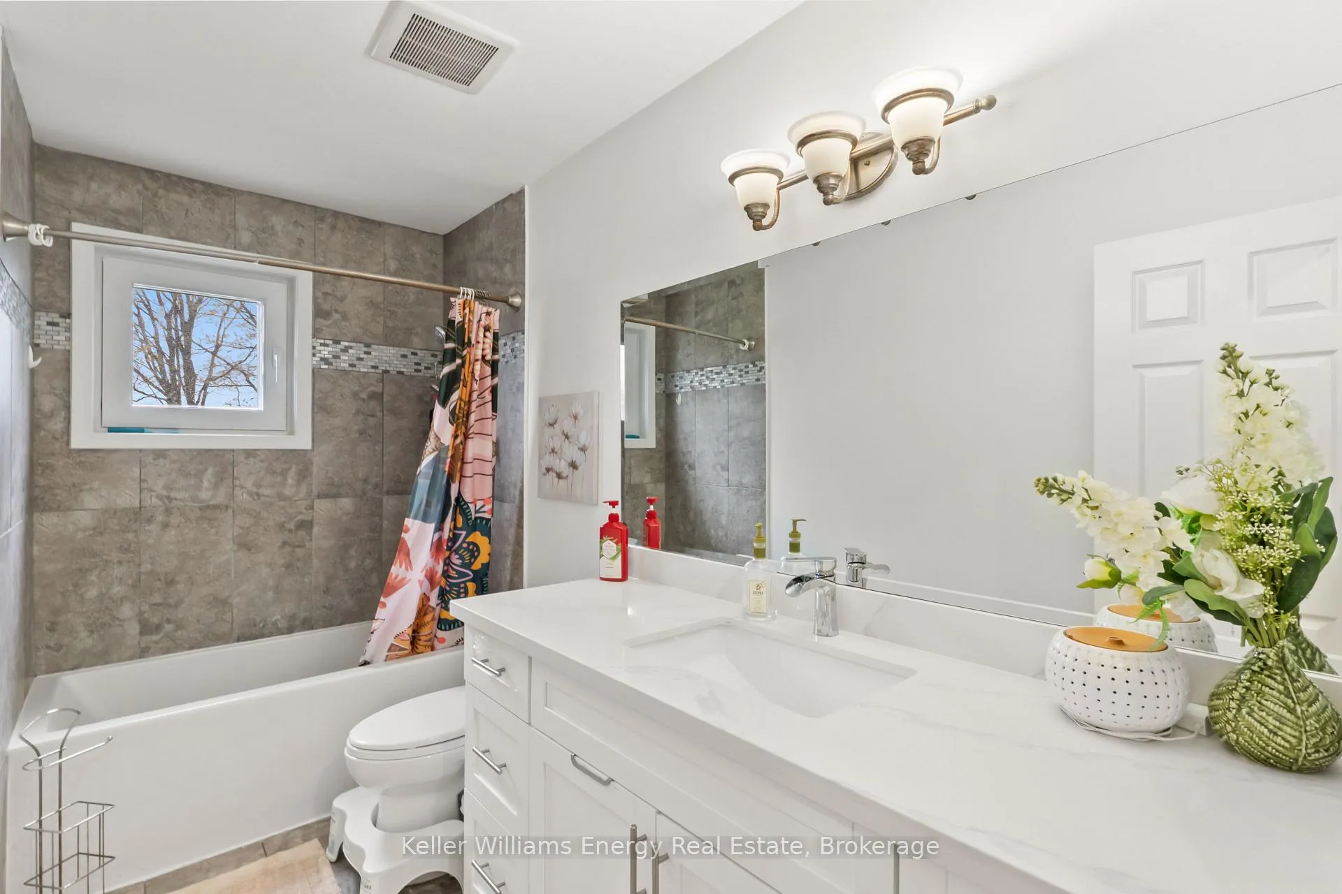 Photo 28 of 19 Farncomb Crescent, Clarington, Bowmanville — HOMEH