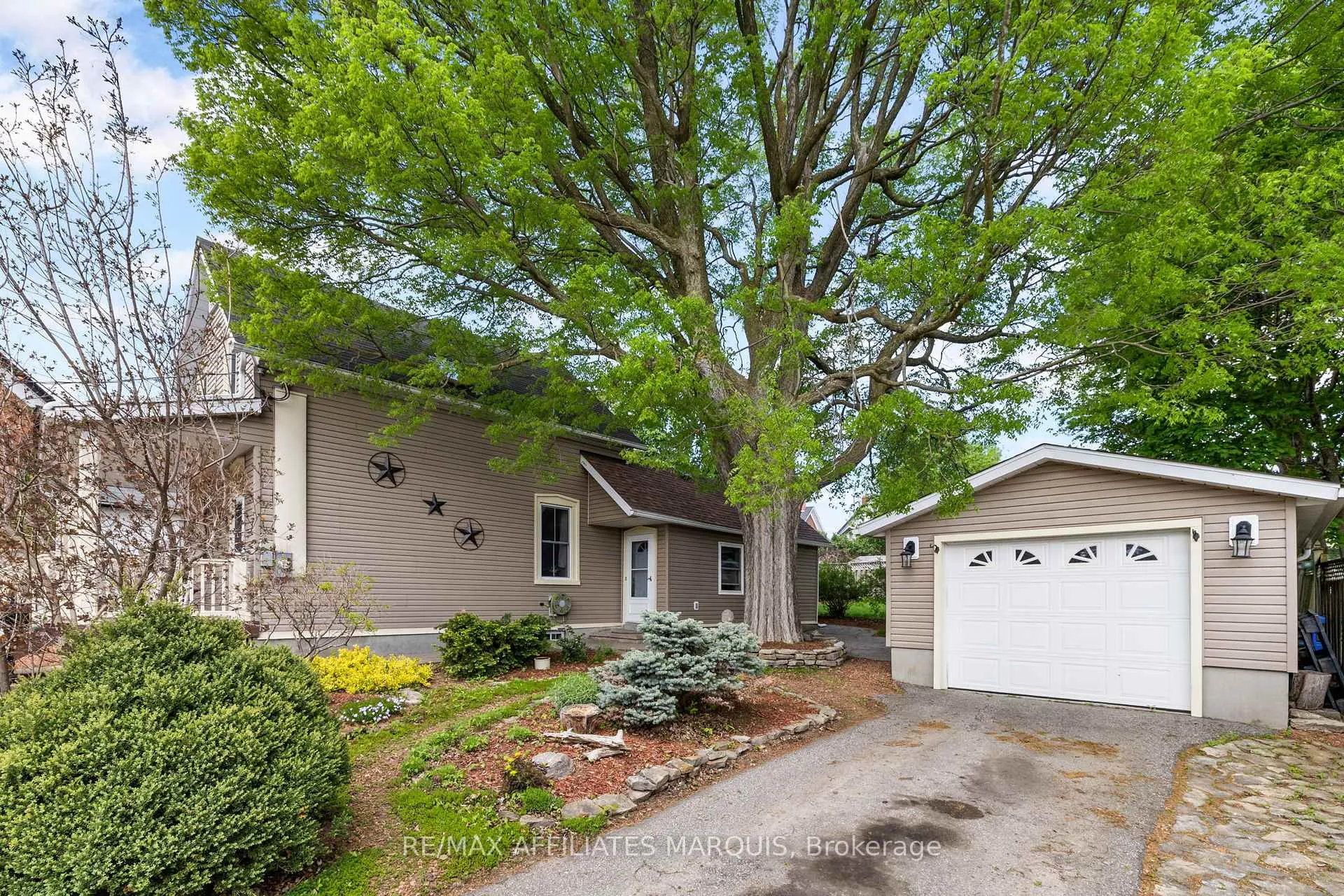 Photo 2 of 4 Park Avenue, Smiths Falls — HOMEH