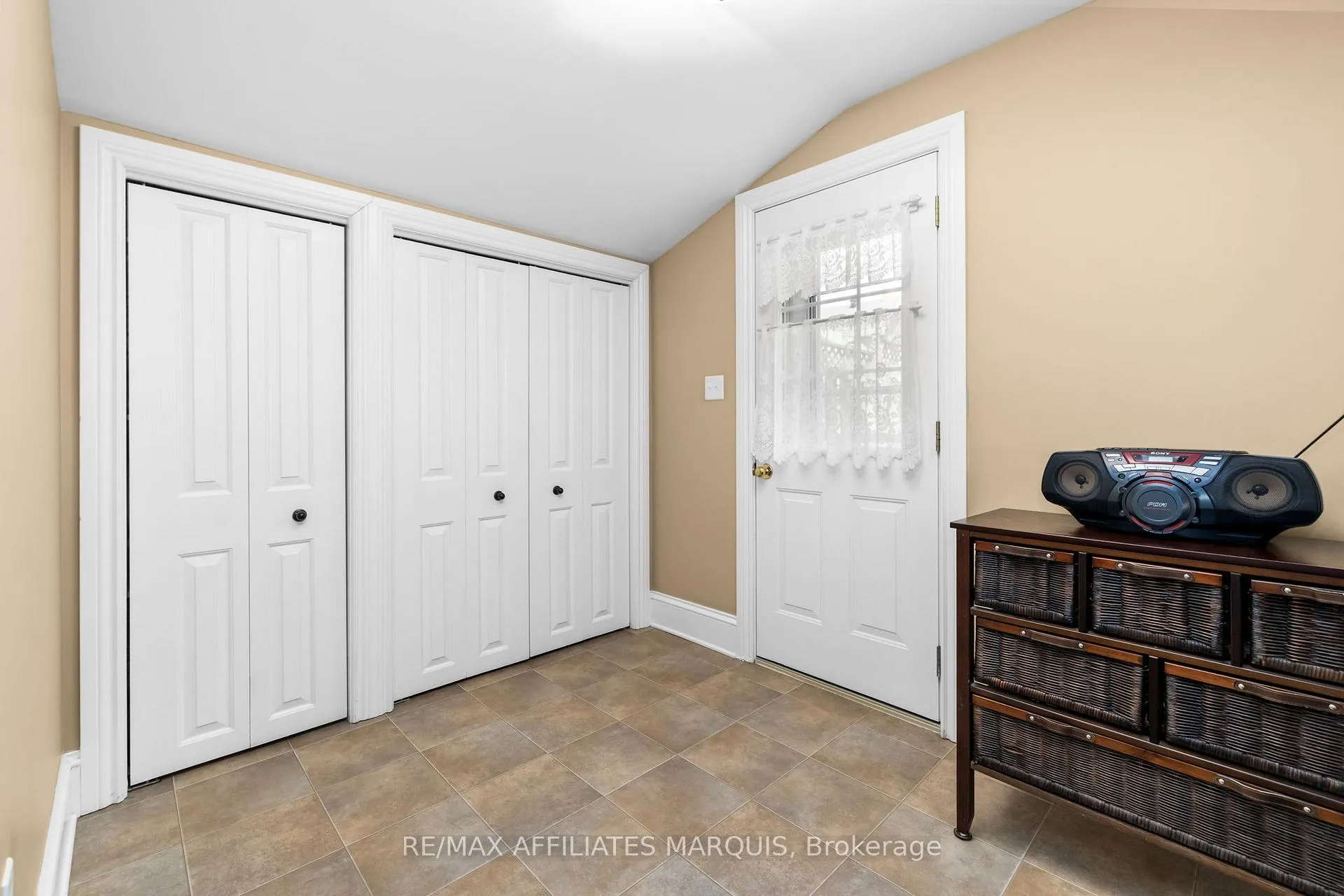 Photo 17 of 4 Park Avenue, Smiths Falls — HOMEH