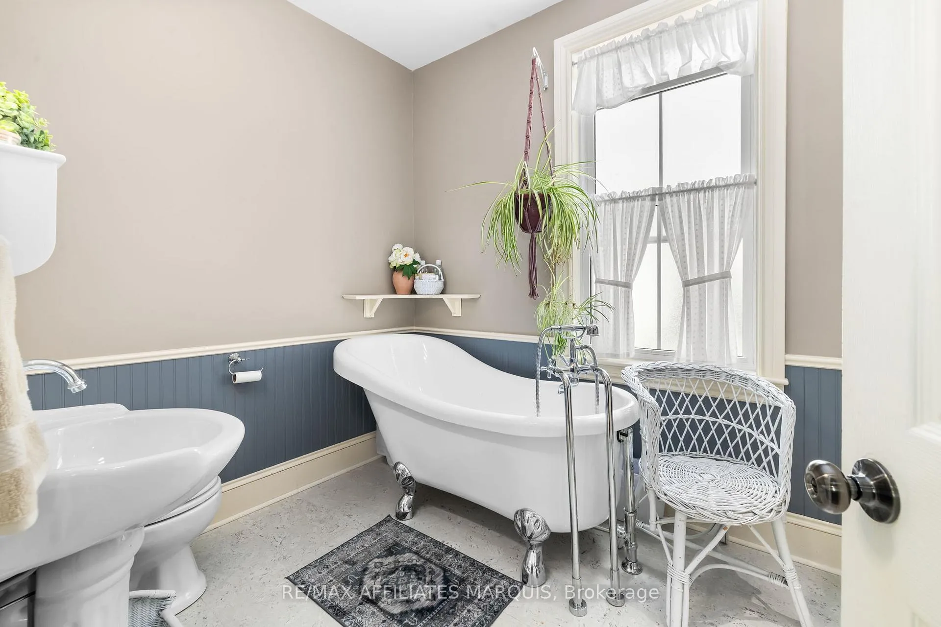 Photo 19 of 4 Park Avenue, Smiths Falls — HOMEH