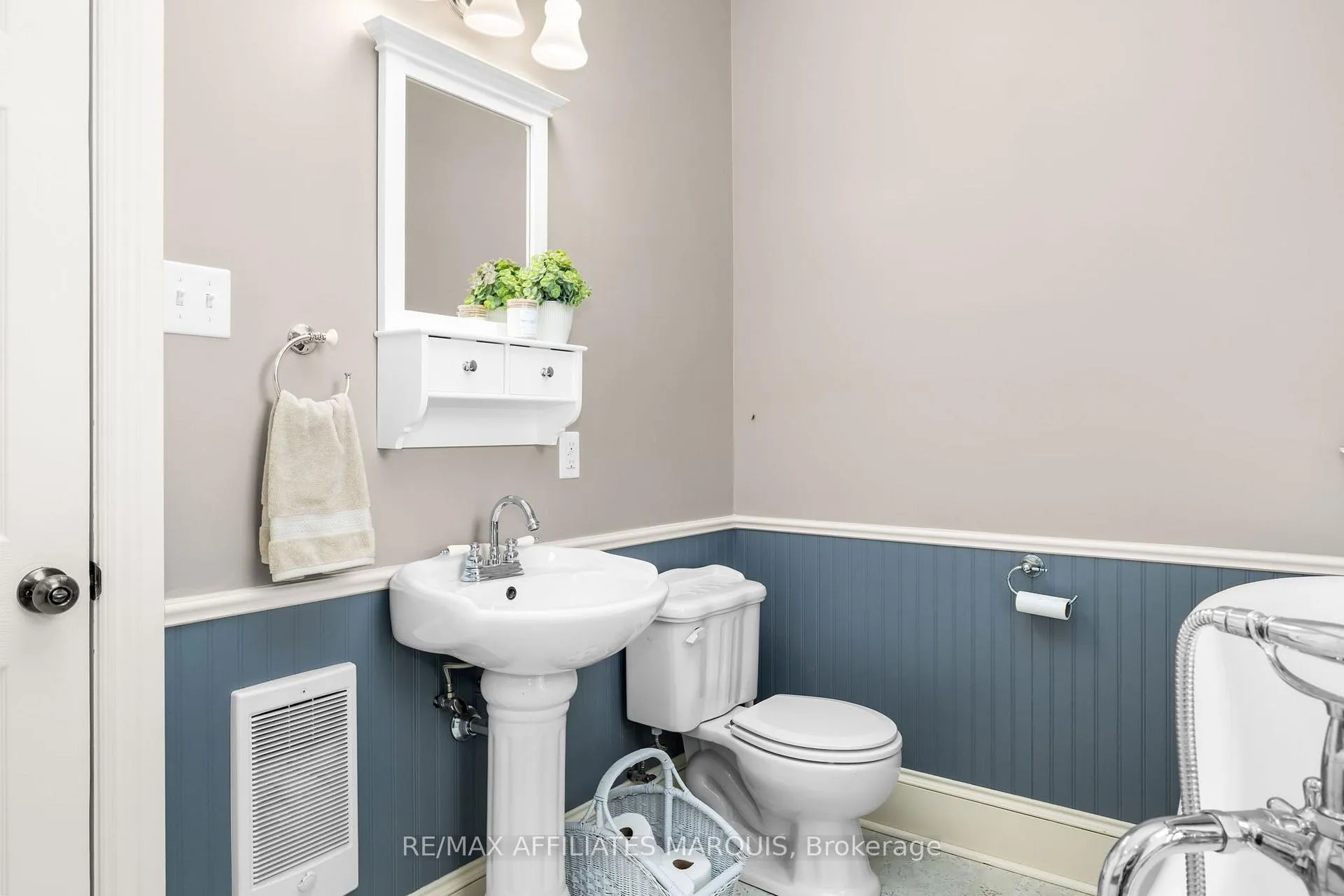 Photo 21 of 4 Park Avenue, Smiths Falls — HOMEH
