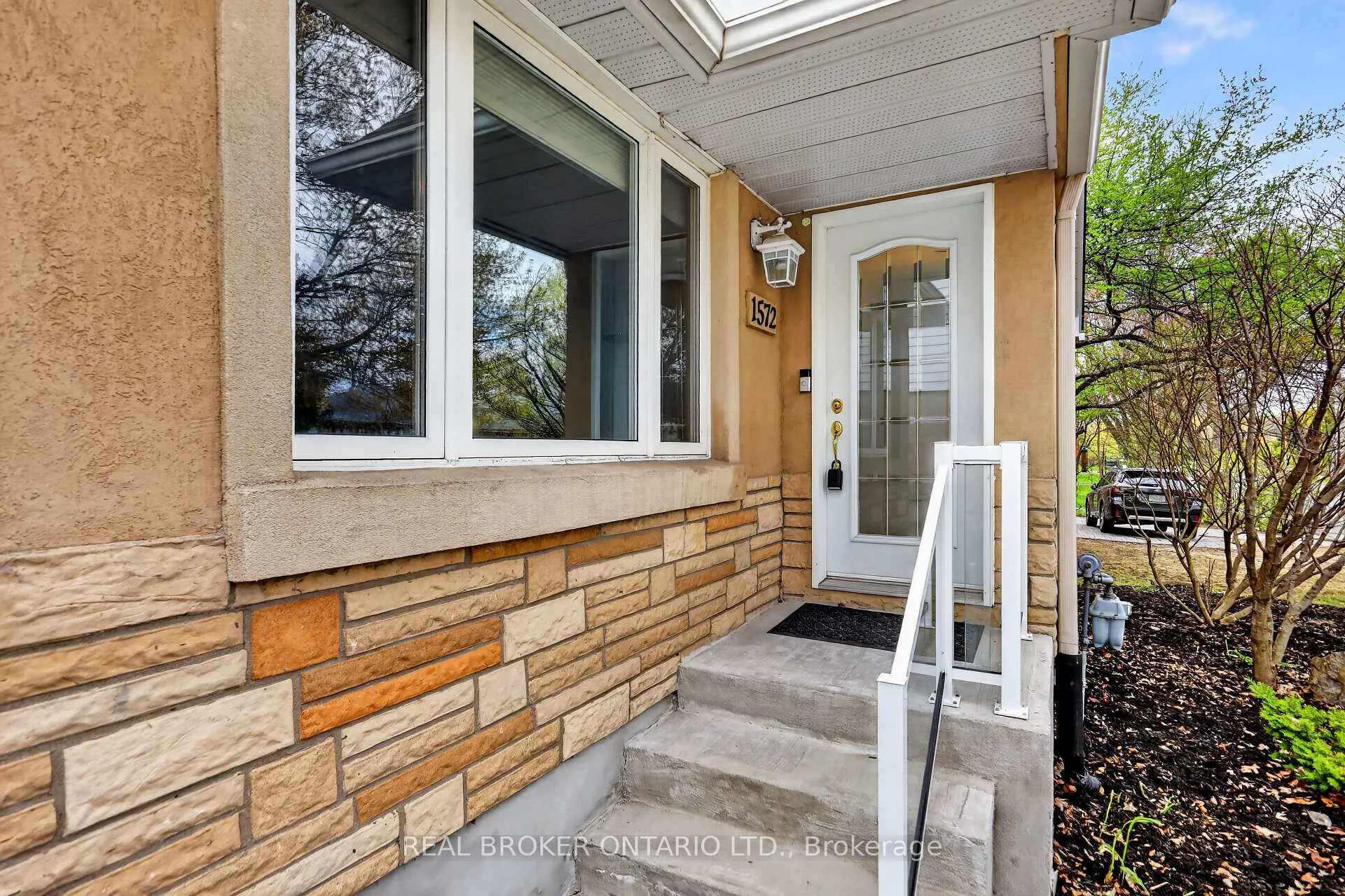 Photo 2 of 1572 Dorion Avenue, Ottawa, Riverview Park — HOMEH