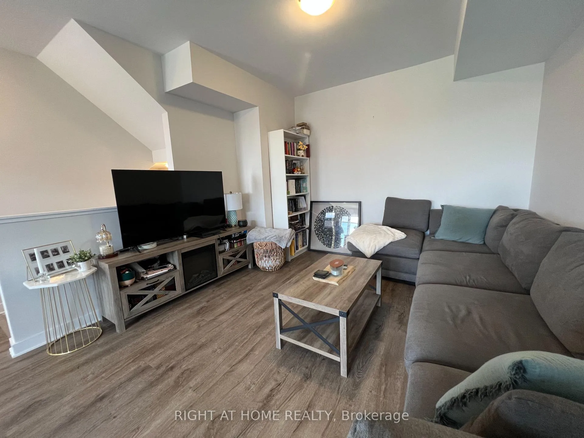 Photo 9 of 102 Visor Pvt, Ottawa, Kanata - Emerald Meadows/Trailwest — HOMEH