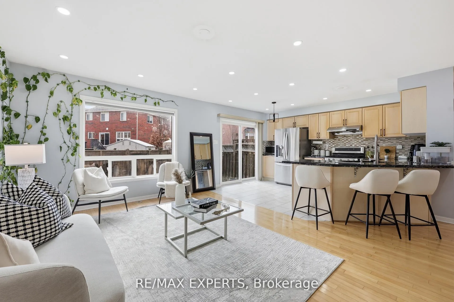 Photo 4 of 926 Thompson Road S, Milton, Coates — HOMEH