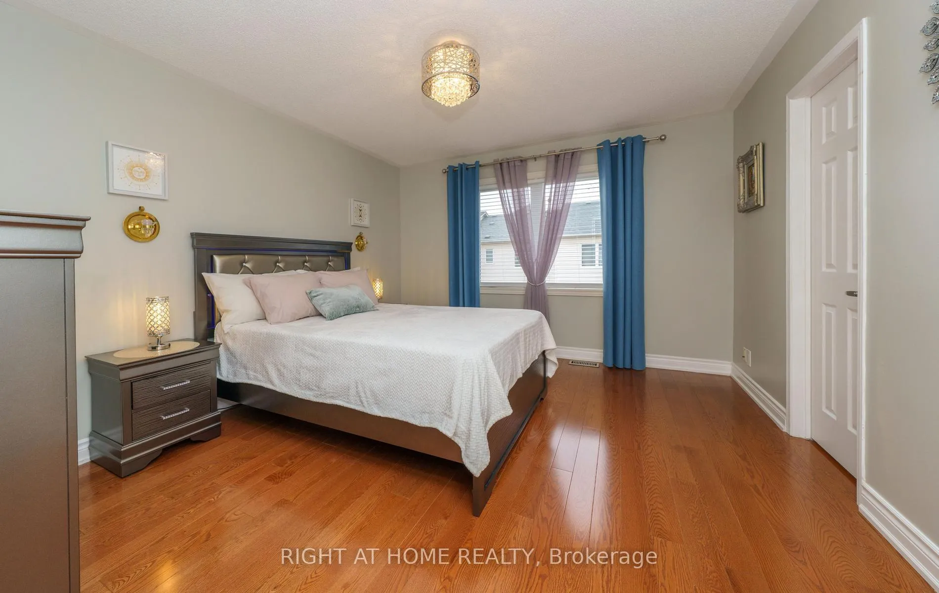 Photo 12 of 21 Marshview Avenue, Aurora, Bayview Northeast — HOMEH