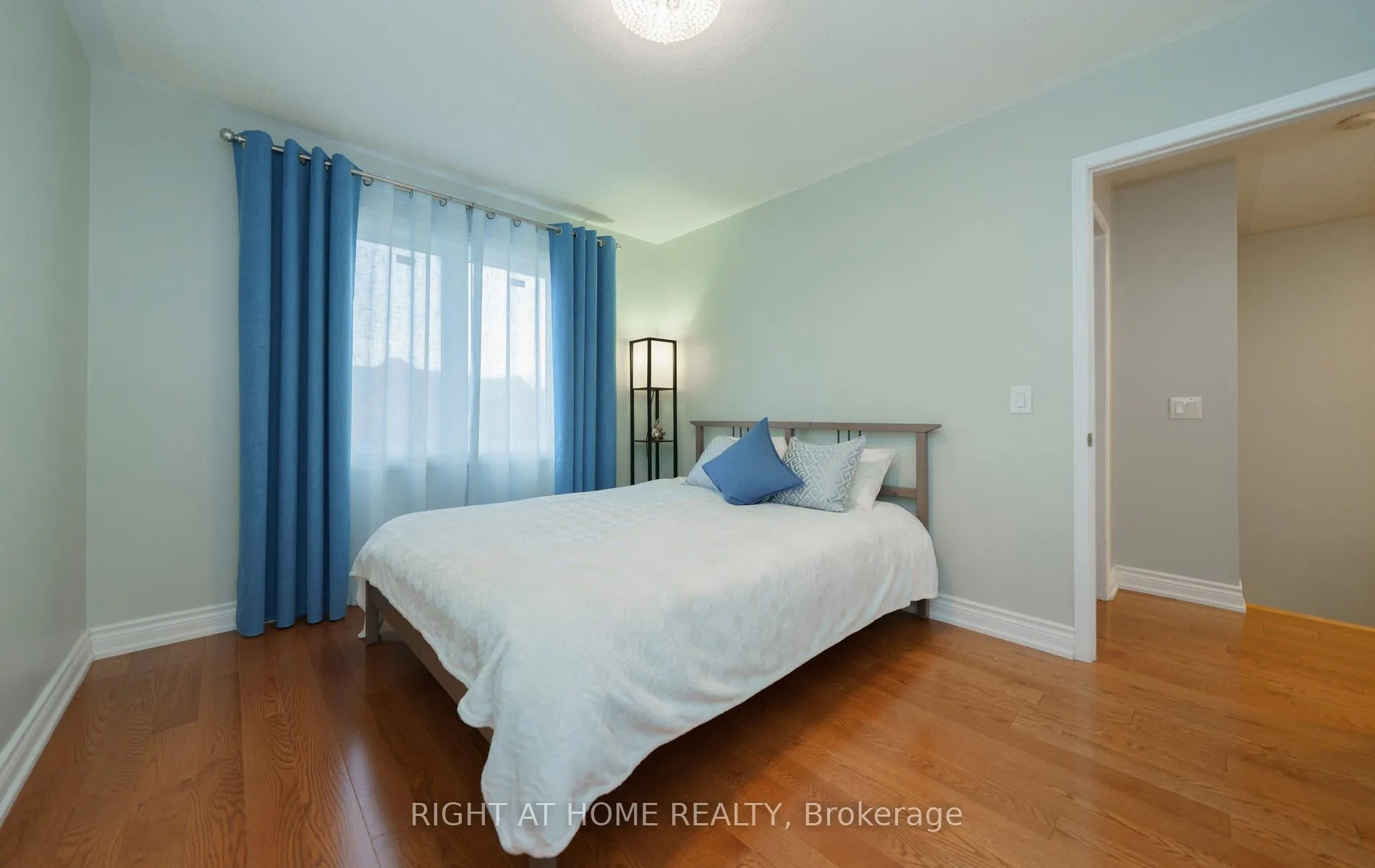 Photo 13 of 21 Marshview Avenue, Aurora, Bayview Northeast — HOMEH