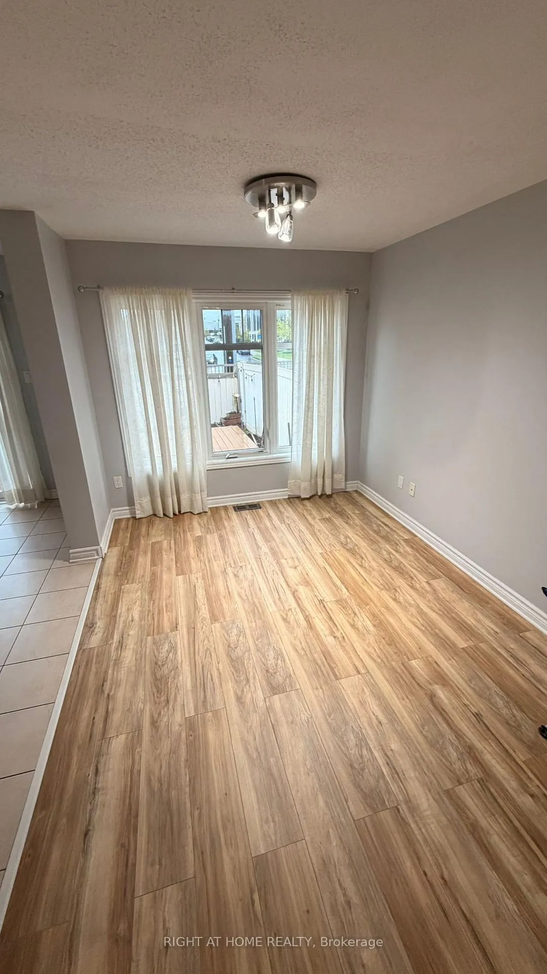 Photo 4 of 205 Mancini Way, Ottawa, Barrhaven - Strandherd — HOMEH