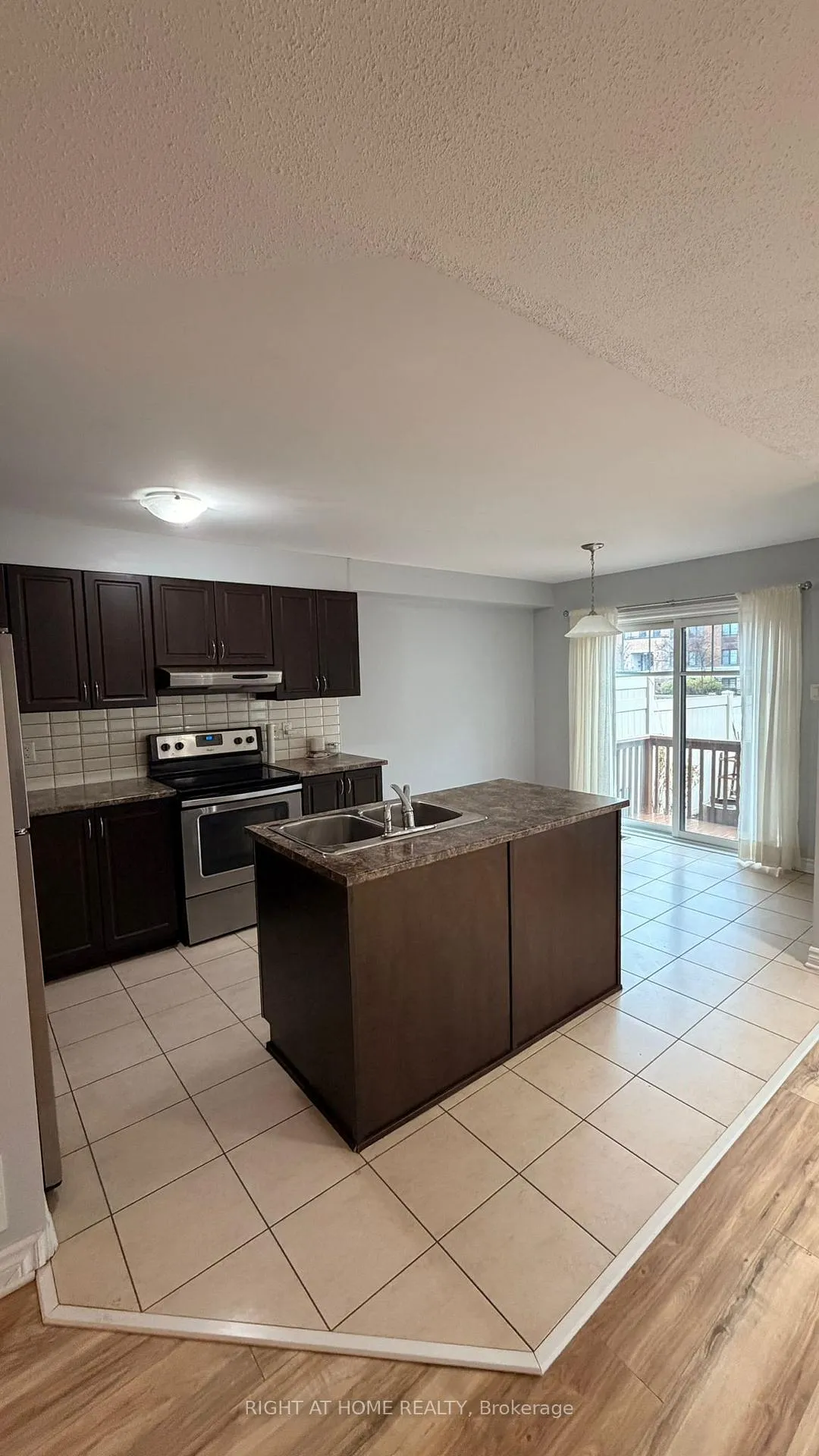 Photo 5 of 205 Mancini Way, Ottawa, Barrhaven - Strandherd — HOMEH
